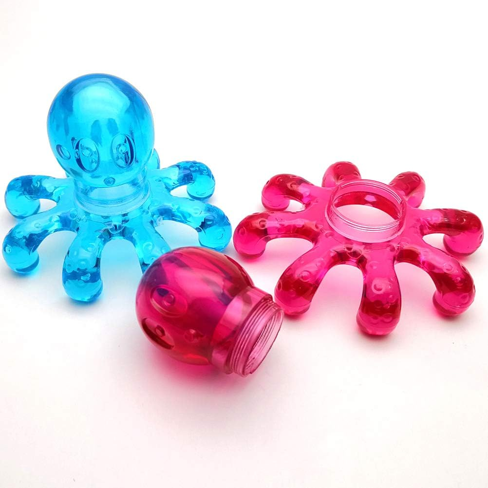 Drei Massagegeräte aus Kunststoff in Tintenfischform. Eines blau, eines rosa und ein abgetrennter rosafarbener Kopf. Alle auf weißem Hintergrund.