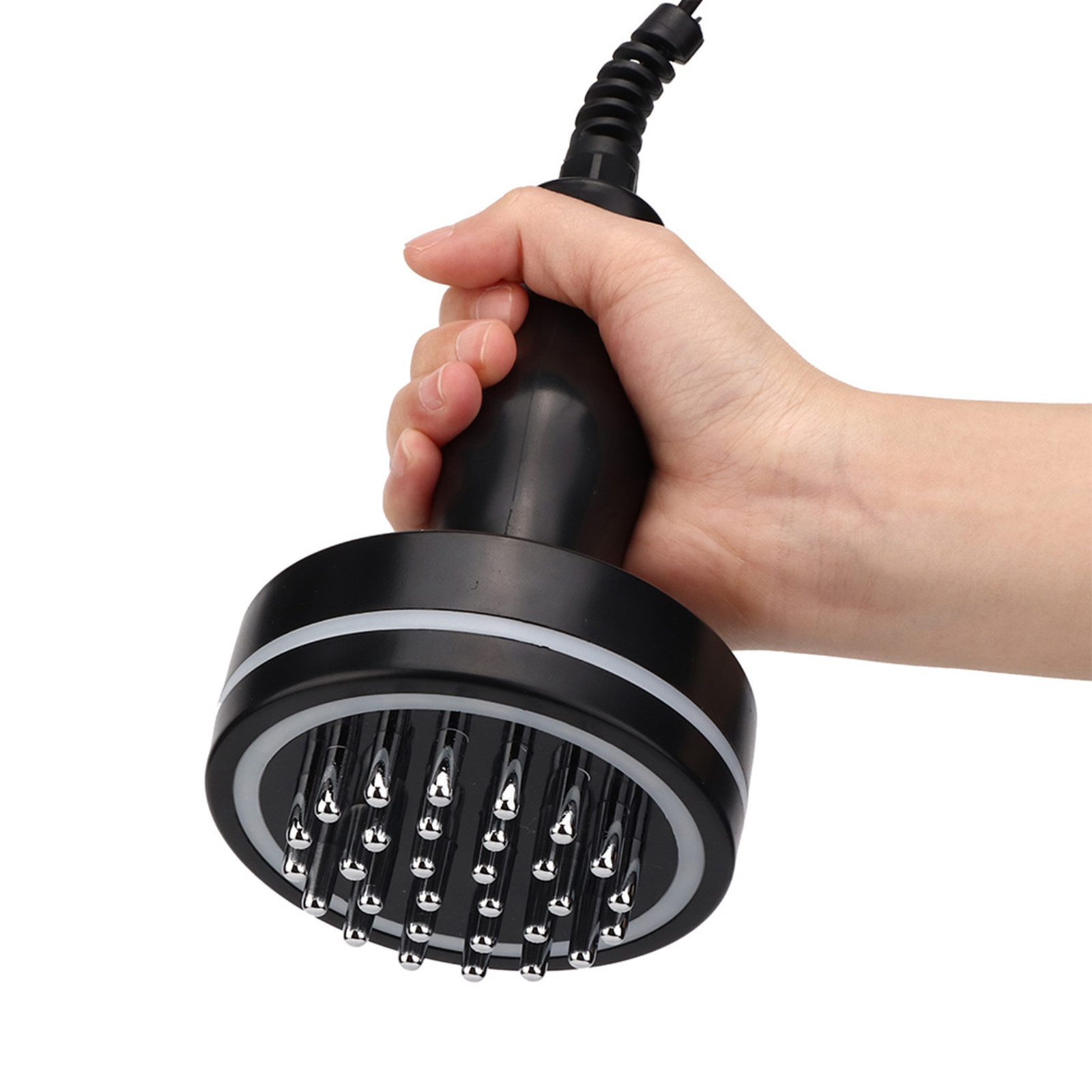 Hand hält einen schwarzen Haardiffusor. Der Diffusor hat silberne Spitzen. Ein weißer Hintergrund.