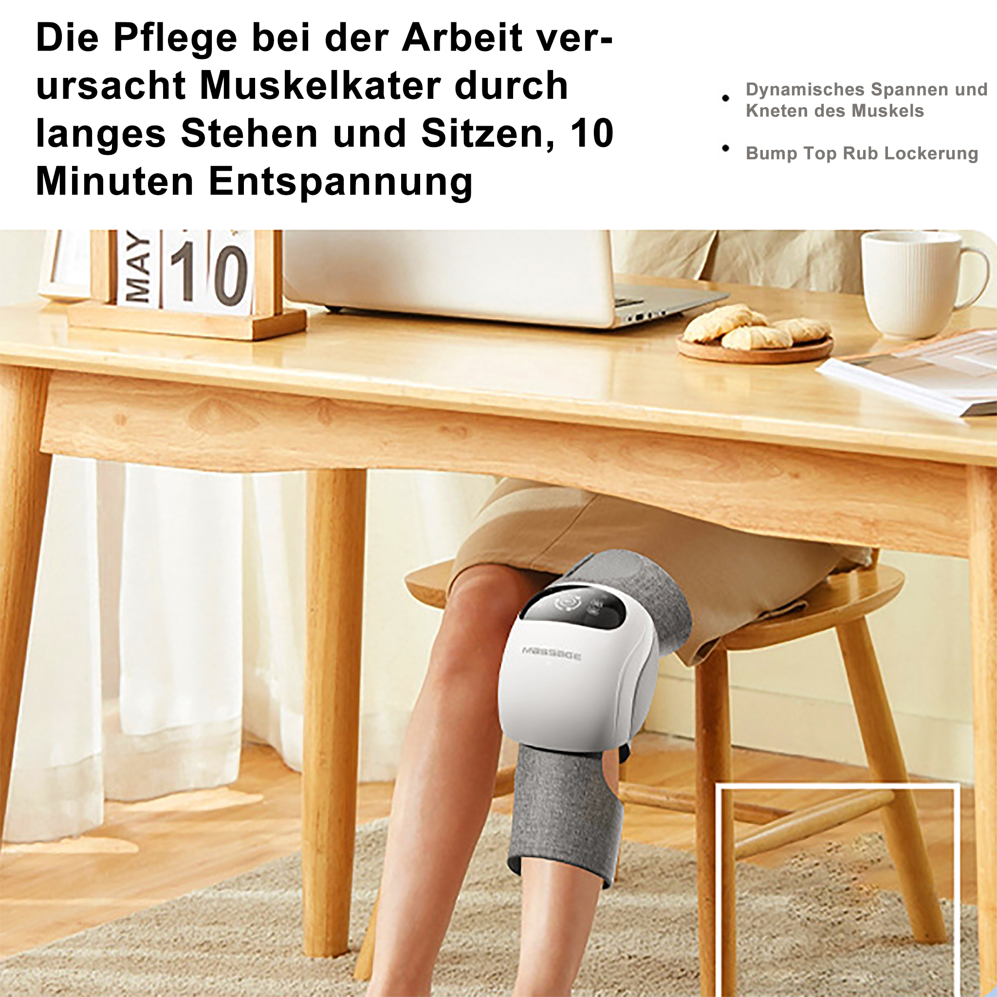 Eine Person trägt ein Massagegerät am Knie. Im Hintergrund befinden sich ein Schreibtisch mit Laptop und Kalender.