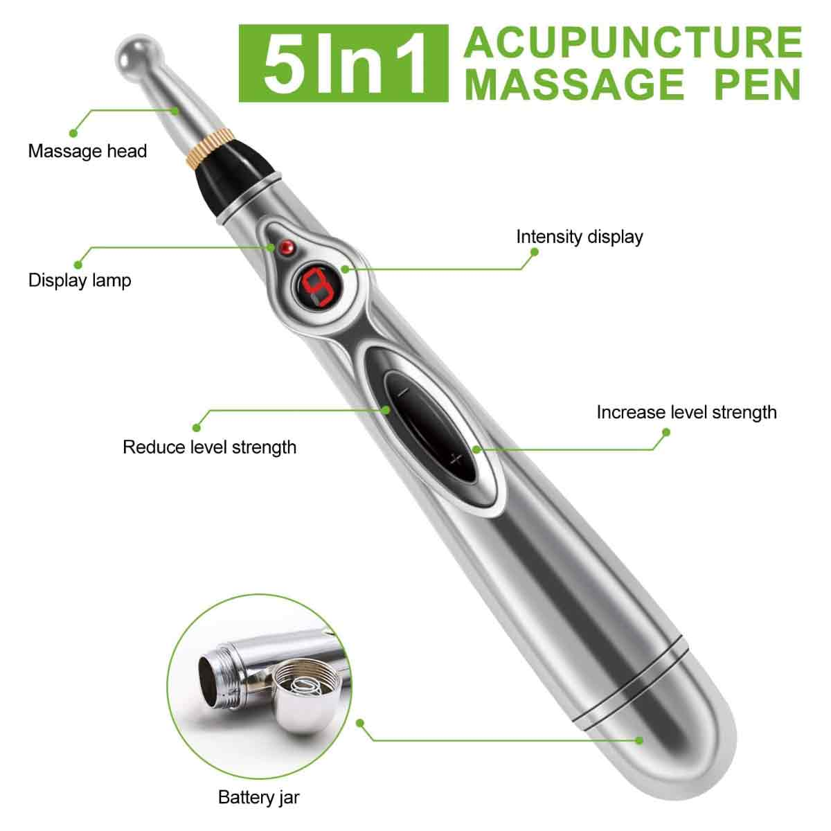 Akupunktur-Massage-Stift, silberfarben, mit beschrifteten Teilen: Massagekopf, Displaylampe, Intensitätsanzeige und Batteriefach. Grüner Text: 5 in 1.