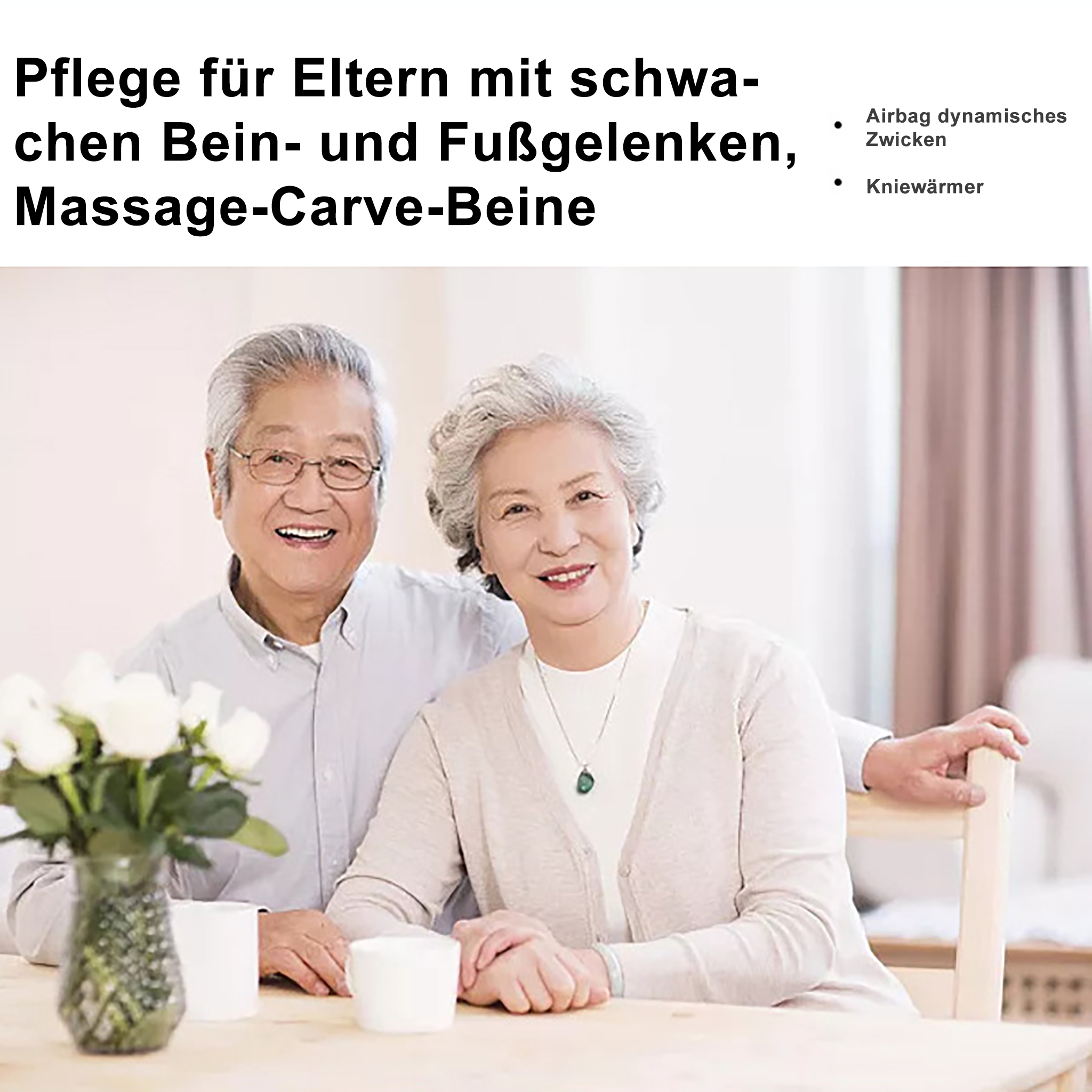 Ein älteres asiatisches Ehepaar lächelt in die Kamera. Eine Vase mit weißen Rosen steht auf einem Holztisch.