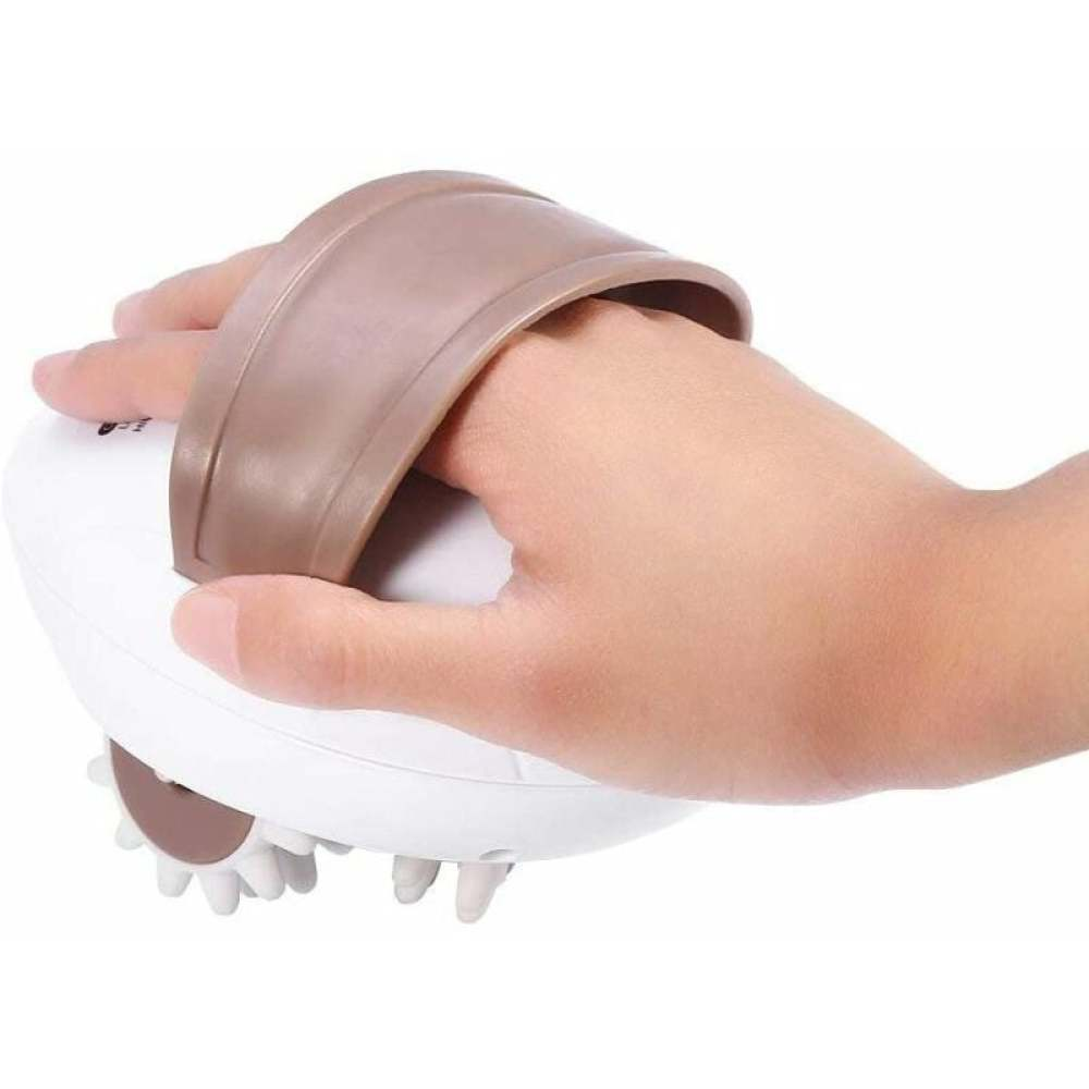 Eine Hand hält ein weißes und braunes Massagegerät. Das Werkzeug hat einen braunen Riemen für die Hand und weiße Rollen.