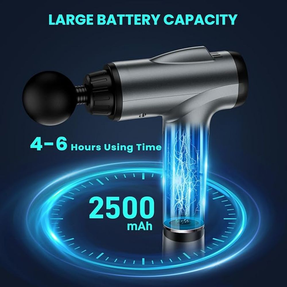 Eine graue Massagepistole mit schwarzem Kopf. Sie zeigt eine Akkukapazität von 2500 mAh, 4-6 Stunden Nutzungszeit. Blauer Lichteffekt.