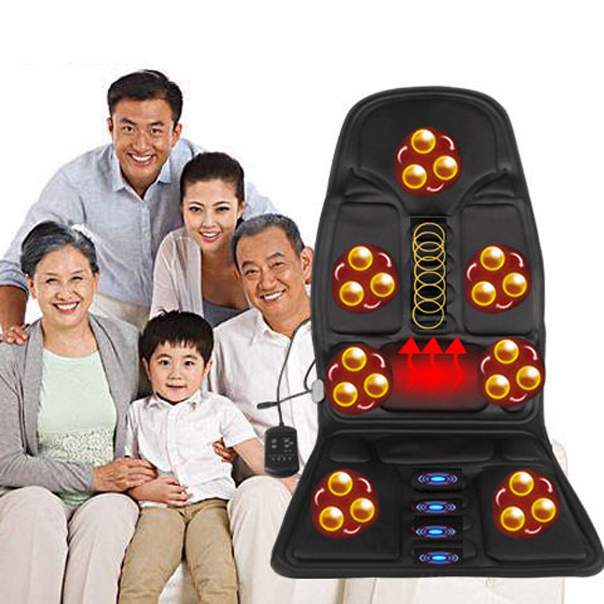 Eine Familie lächelt mit einem schwarzen Massagesitz. Der Sitz hat mehrere Massagepunkte und ein Bedienfeld.