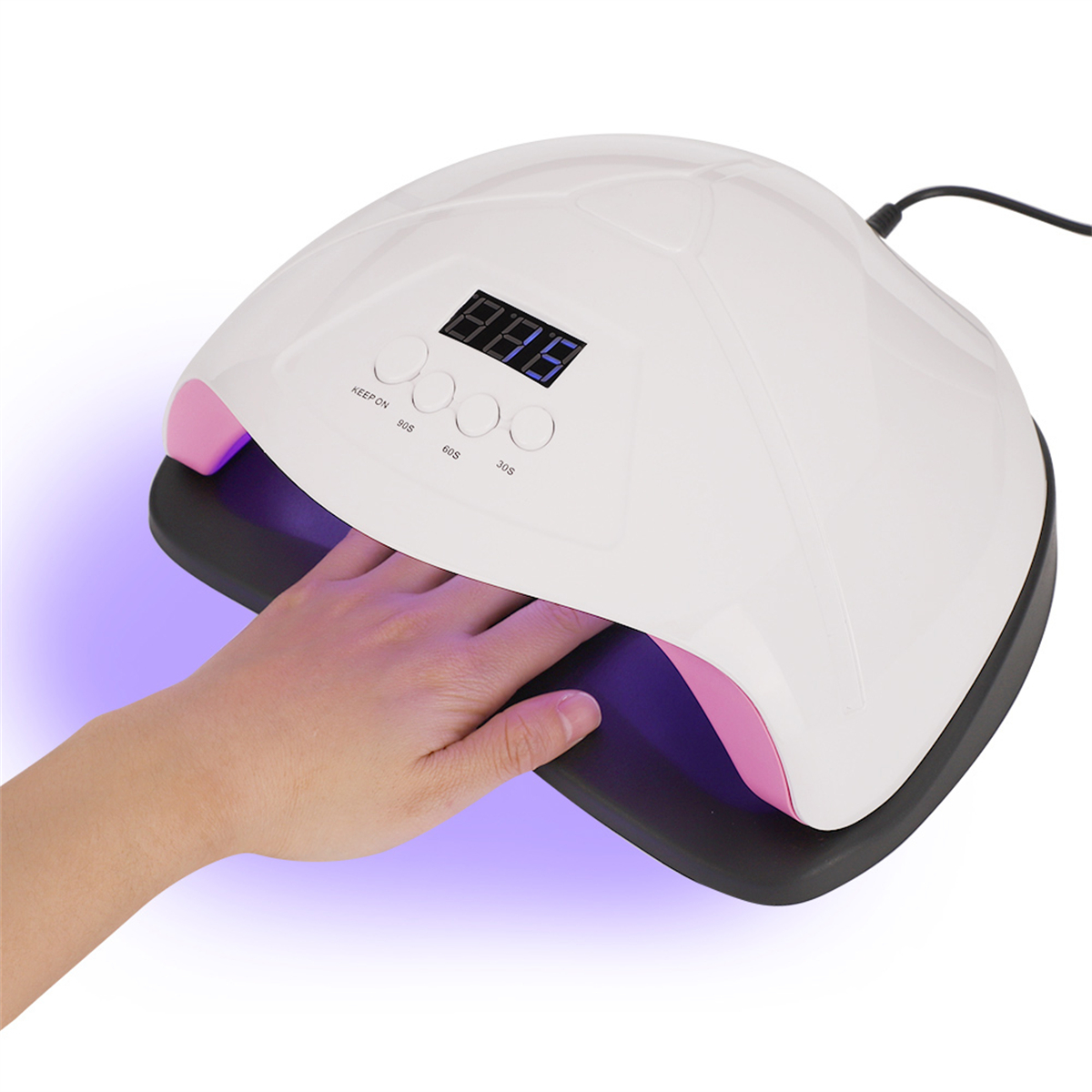 Eine Hand in einer weißen und rosa Nagellampe. Die Lampe hat eine digitale Anzeige und Tasten. Der Hintergrund ist weiß.