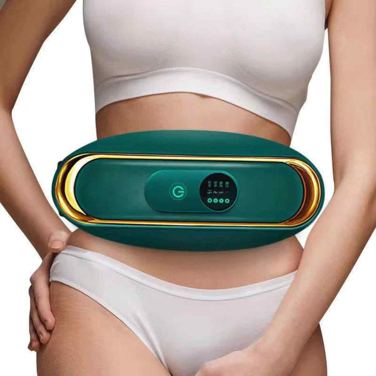 Frau in weißer Unterwäsche und einem weißen Oberteil, ein türkisfarbenes Gerät mit goldenem Rand auf dem Bauch.