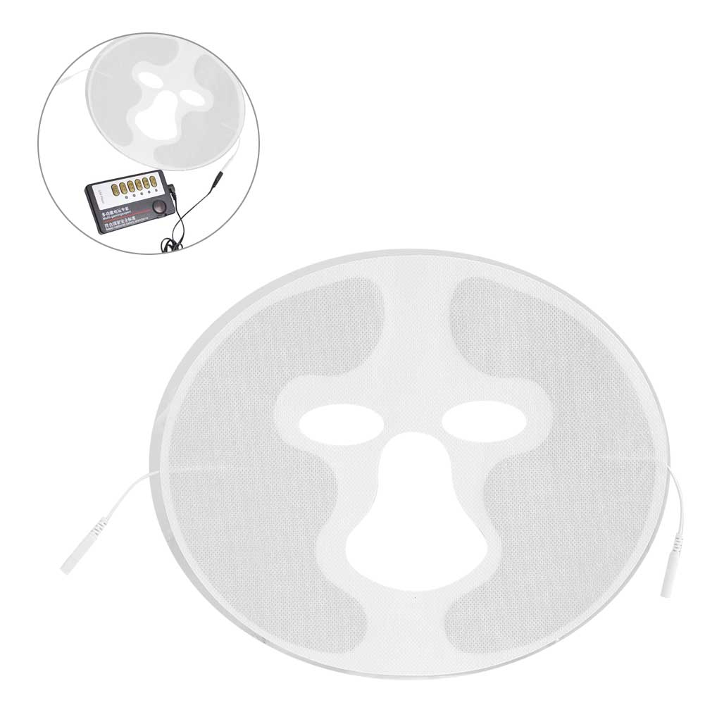 Eine weiße Gesichtsmaske mit Augen- und Mundöffnungen, verbunden mit einem kleinen Bedienfeld und einem runden Pad. Drähte gehen von der Maske aus.