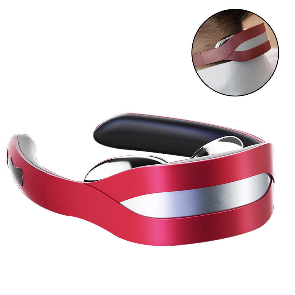 Ein rotes und silbernes Nackenmassagegerät. Eine Einsetzung zeigt es am Hals. Das Gerät hat ein gebogenes Design mit schwarzer Oberseite.