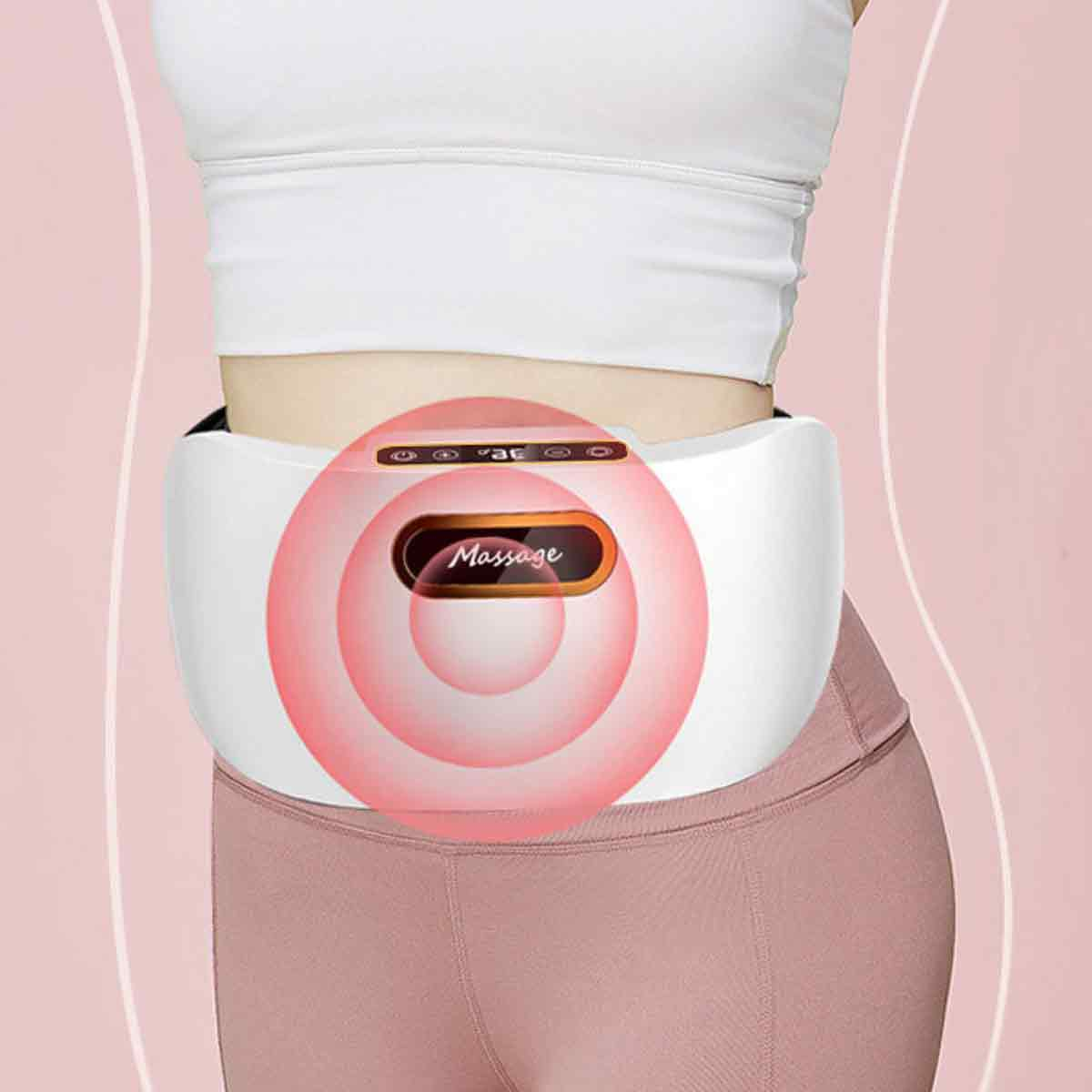 Eine Frau trägt einen weißen Massagegürtel um die Taille. Der Gürtel hat ein Bedienfeld mit dem Wort 'Massage'. Rosa Hintergrund.