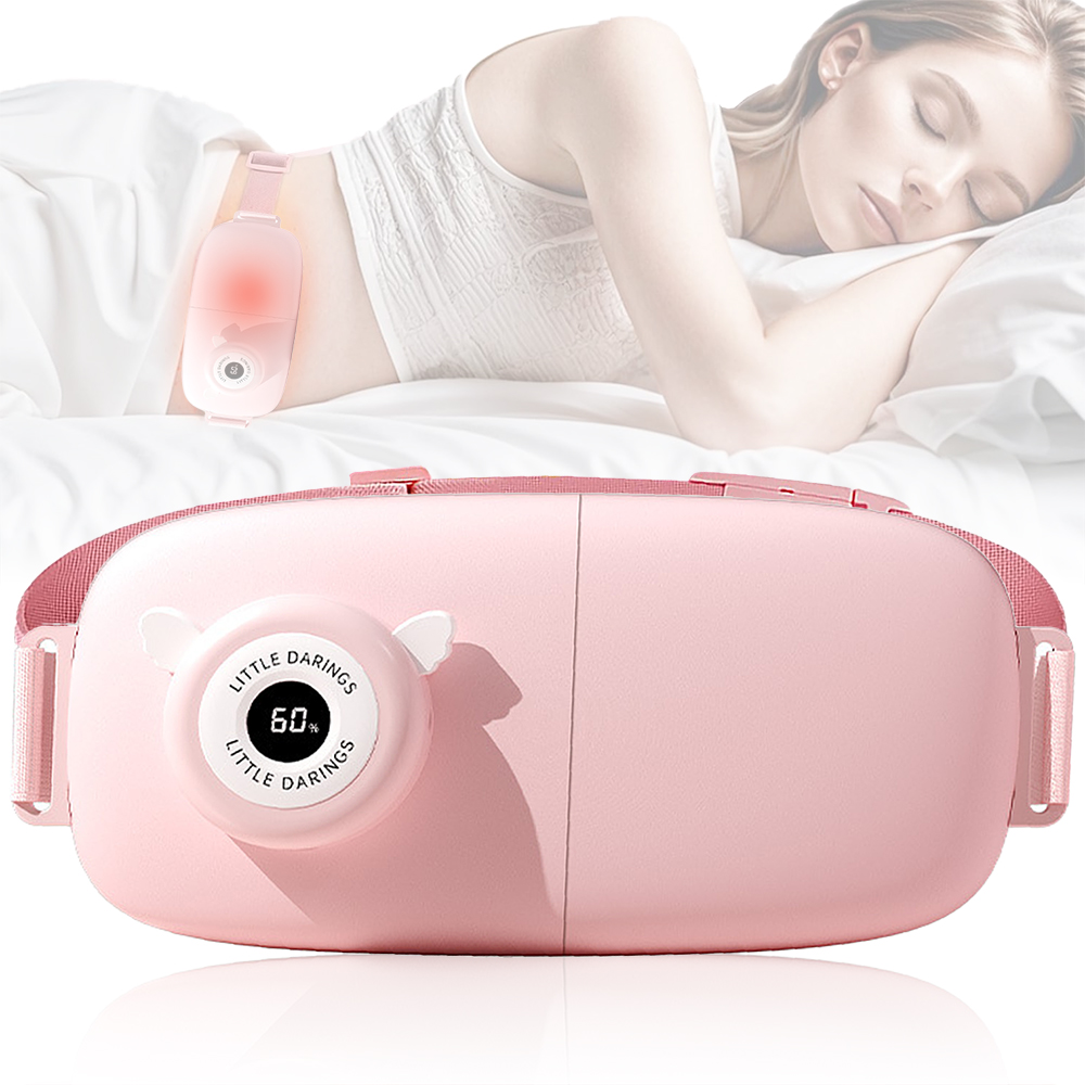 Ein rosa Heizkissen mit Gerät und schlafender Frau. Das Pad hat ein Bedienfeld mit der Aufschrift 'Little Darings' und '60%.