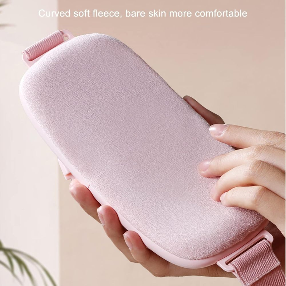 Eine Person hält ein rosa, mit Fleece bedecktes Pad mit Riemen. Das Pad hat eine gebogene Form. Der Hintergrund ist ein verschwommener neutraler Ton.