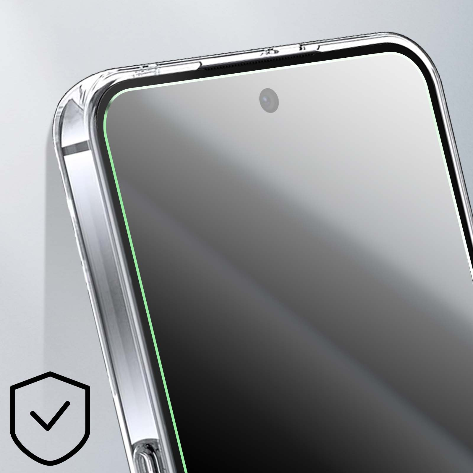 Un primo piano di un telefono con una protezione per lo schermo. Lo schermo è scuro con una fotocamera. Un bordo verde è visibile.