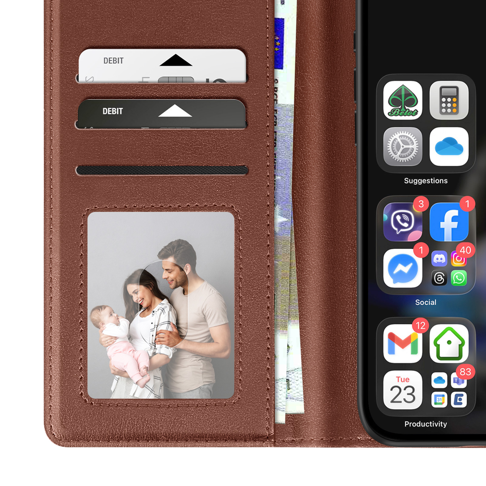 Custodia marrone per telefono con carte e foto di famiglia. Lo schermo del telefono mostra icone di app.