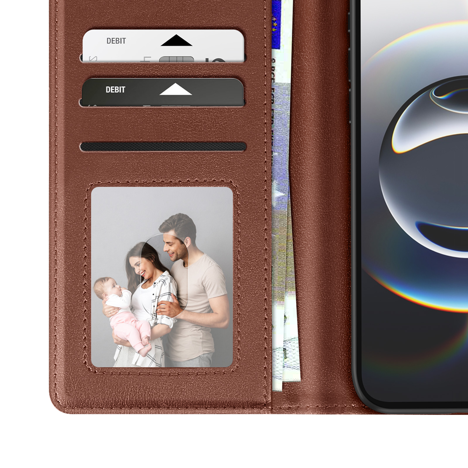 Portafoglio in pelle marrone con carte e foto di famiglia. Un telefono a destra. Fatture visibili.