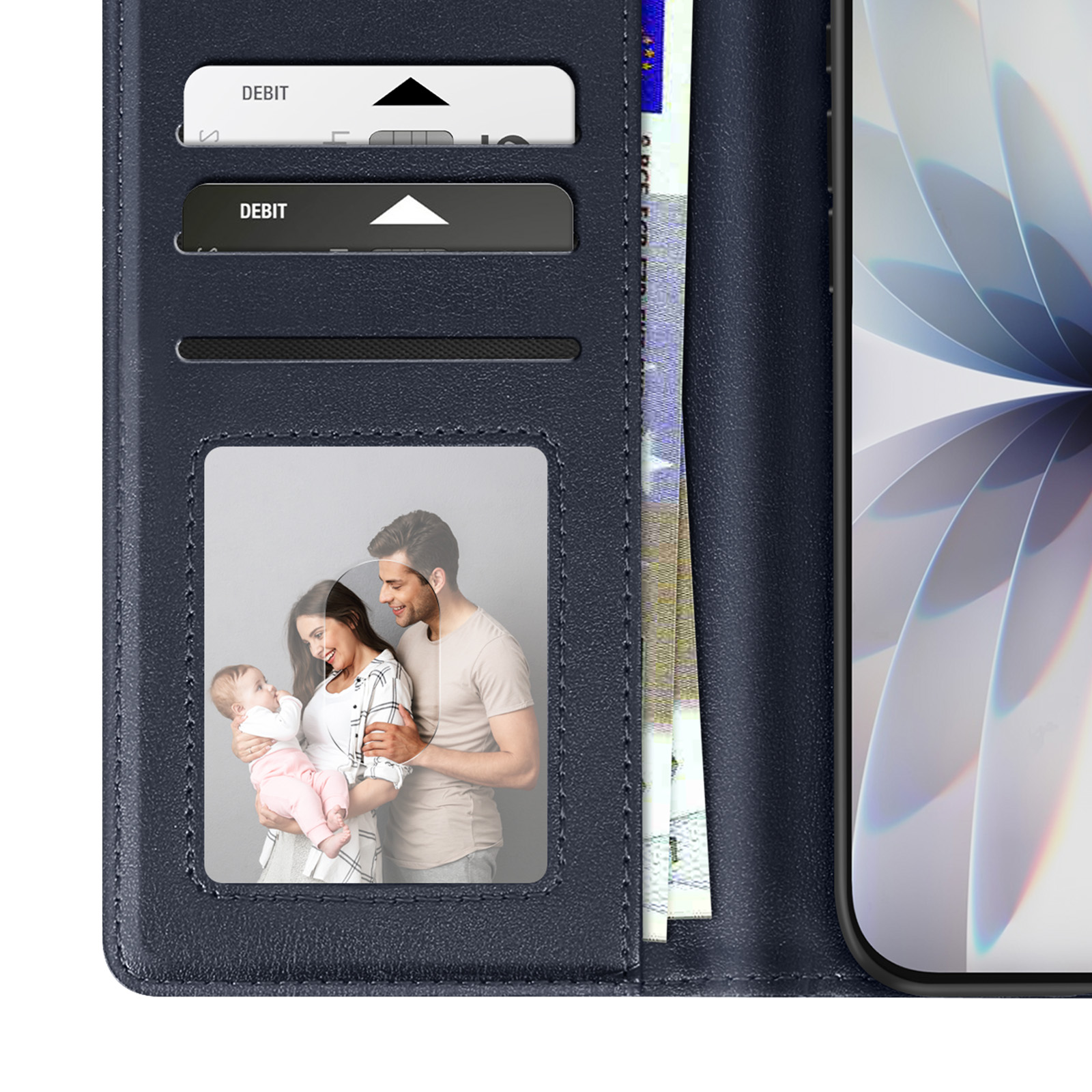 Portafoglio blu con carte e foto di famiglia. Un telefono a destra.