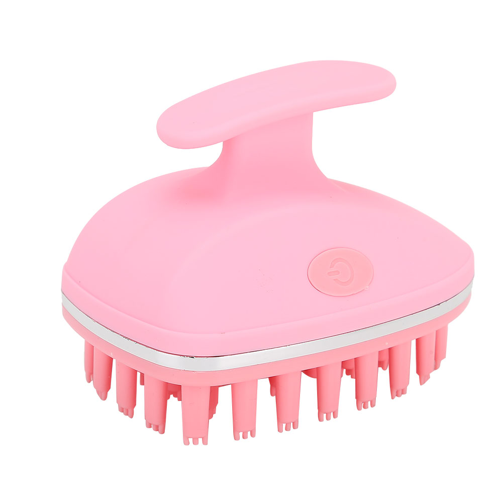 Ein rosa Kopfmassagegerät mit Griff und Borsten. Es hat einen Power-Knopf. Die Basis ist silberfarben. Der Hintergrund ist weiß.