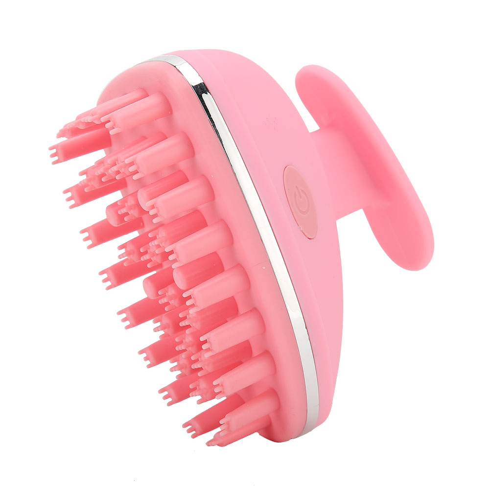 Ein rosa Kopfmassagegerät. Es hat weiche Borsten, einen Griff und einen Ein- / Ausschalter. Ein silberner Rand umrandet es.