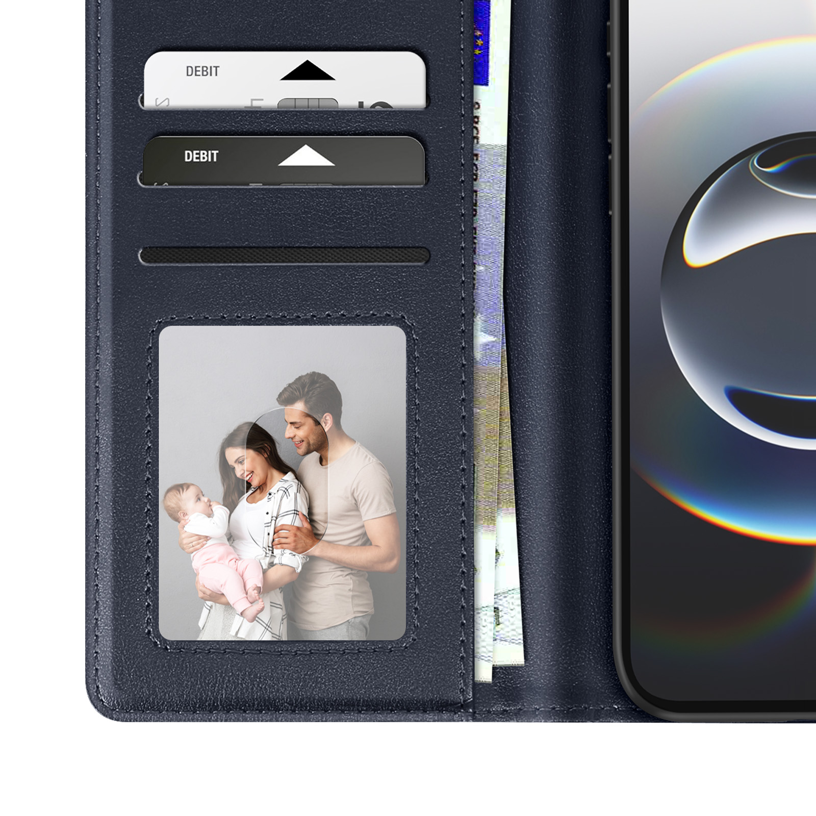 Un portafoglio blu navy contiene carte, denaro e una foto di famiglia. Un telefono sulla destra.
