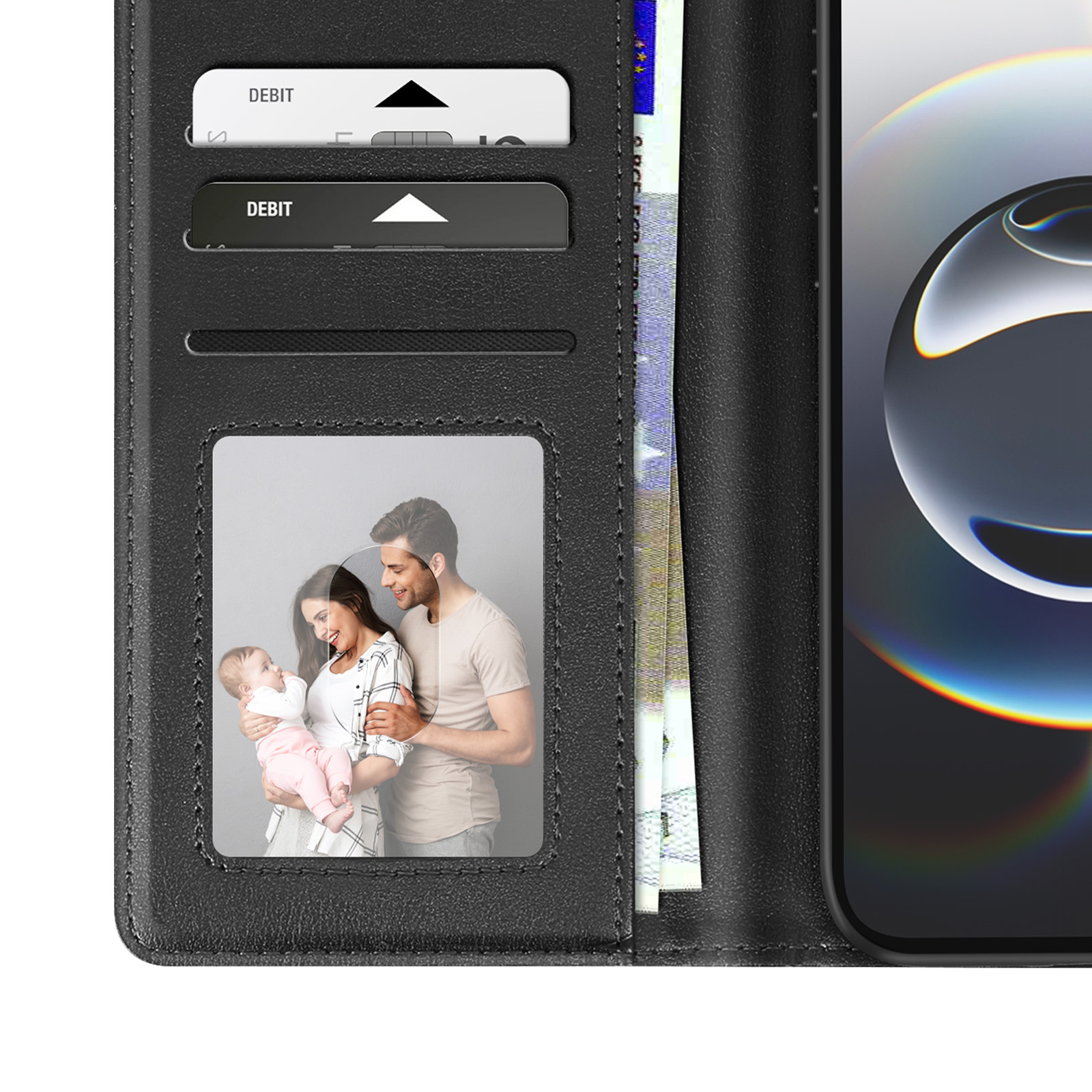 Custodia a portafoglio nera con carte, denaro e foto di famiglia. Il telefono è visibile a destra.