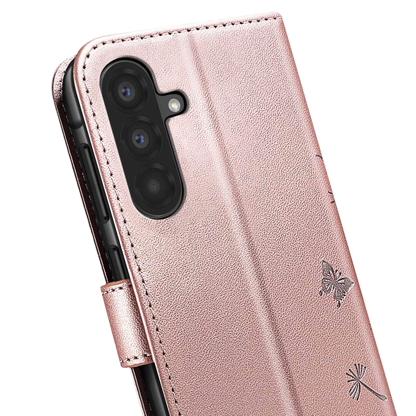 Una custodia per telefono oro rosa con dettagli di farfalle e denti di leone. Ha una tripla fotocamera e chiusura magnetica.