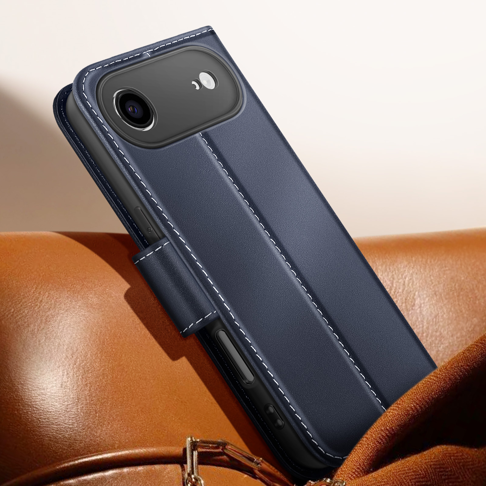 Una custodia blu per telefono con cuciture bianche è su una borsa di pelle marrone. La fotocamera del telefono è visibile.