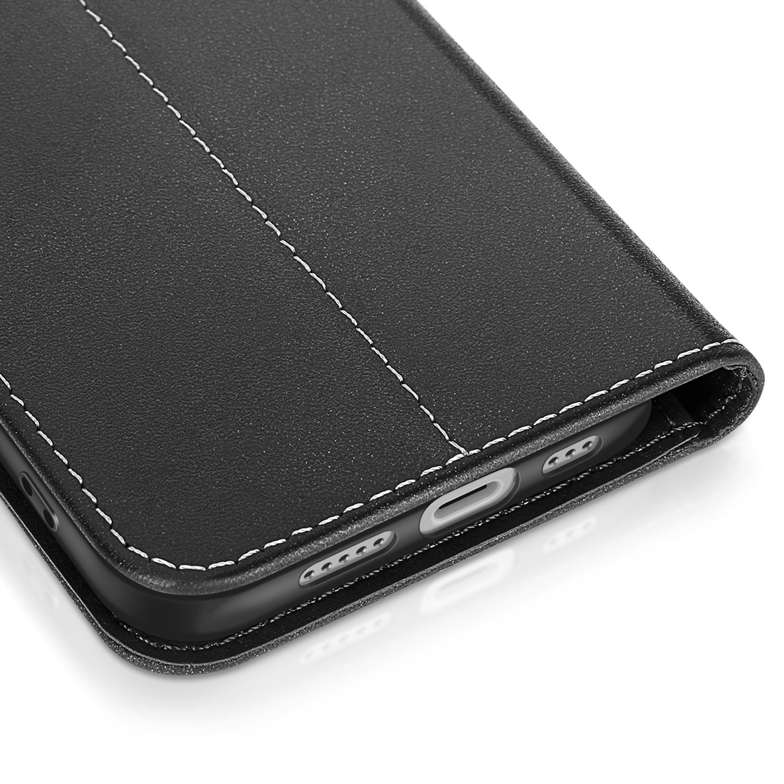 Primo piano di una custodia nera per telefono con cuciture bianche. La custodia ha aperture per porte e pulsanti. Sfondo bianco.