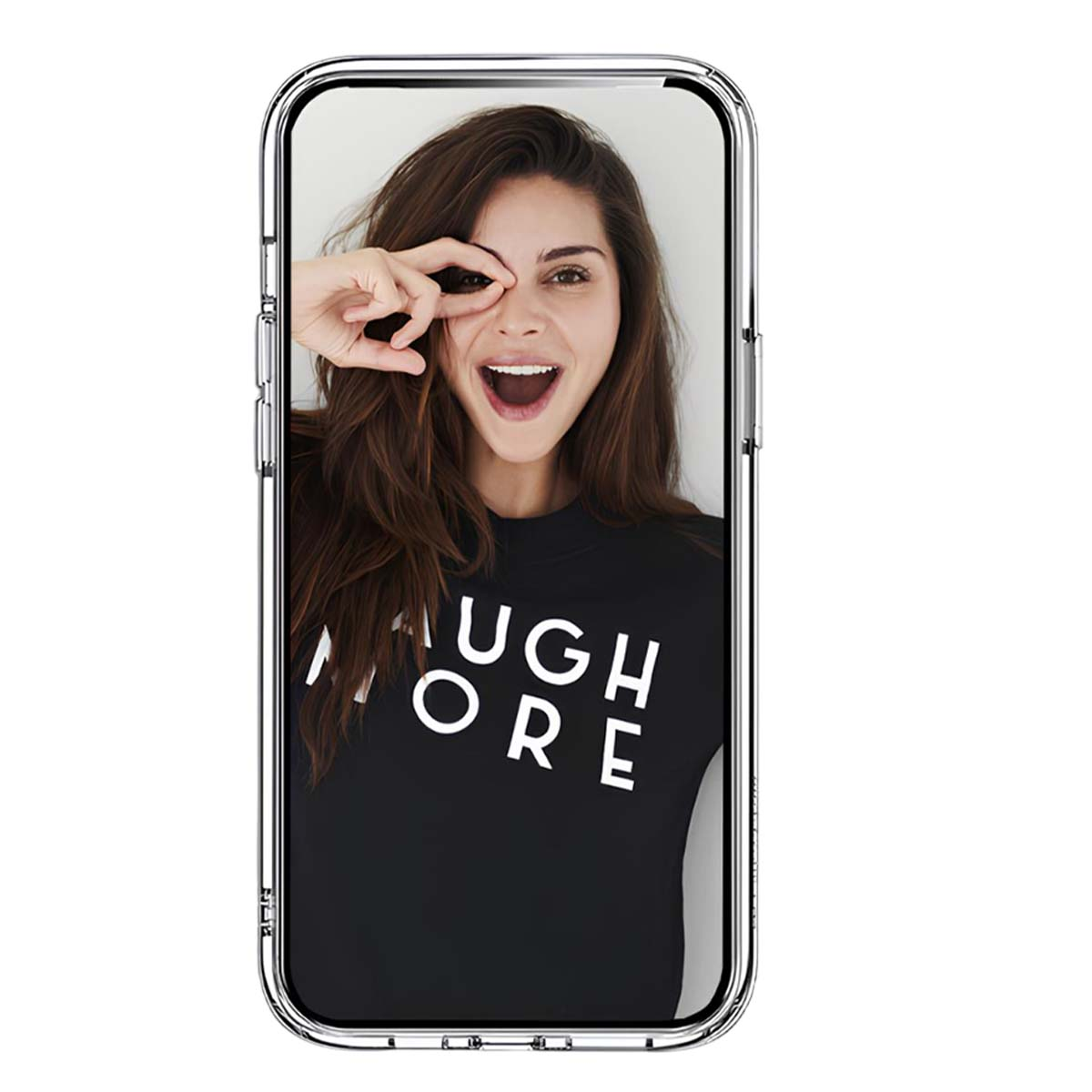 Una donna con lunghi capelli castani, che indossa una maglietta nera con scritto 'Laugh More', si tiene le dita vicino all'occhio e sorride.