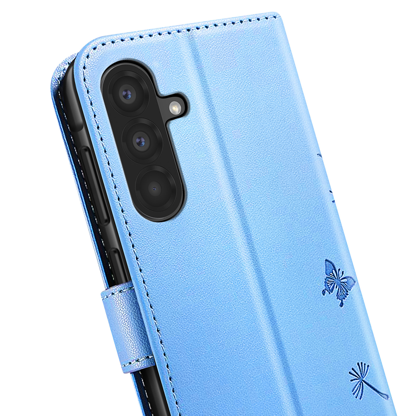 Una funda de teléfono azul claro con diseños de mariposas y plantas. Tiene un recorte para la cámara y un borde cosido.