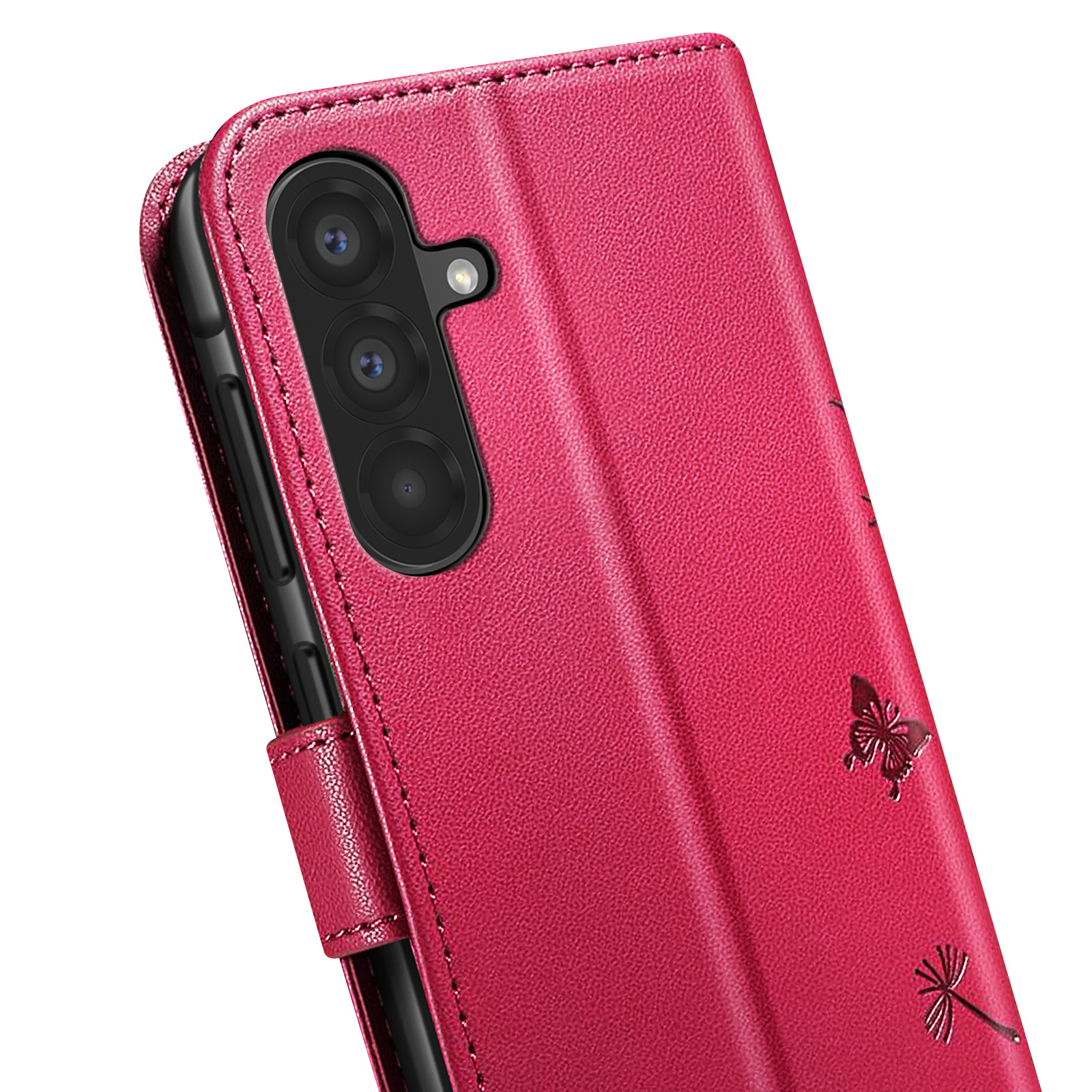Nahaufnahme einer pinken Handyhülle mit Telefon und drei Kameralinsen. Schmetterlinge und Pflanzendetails sind geprägt.