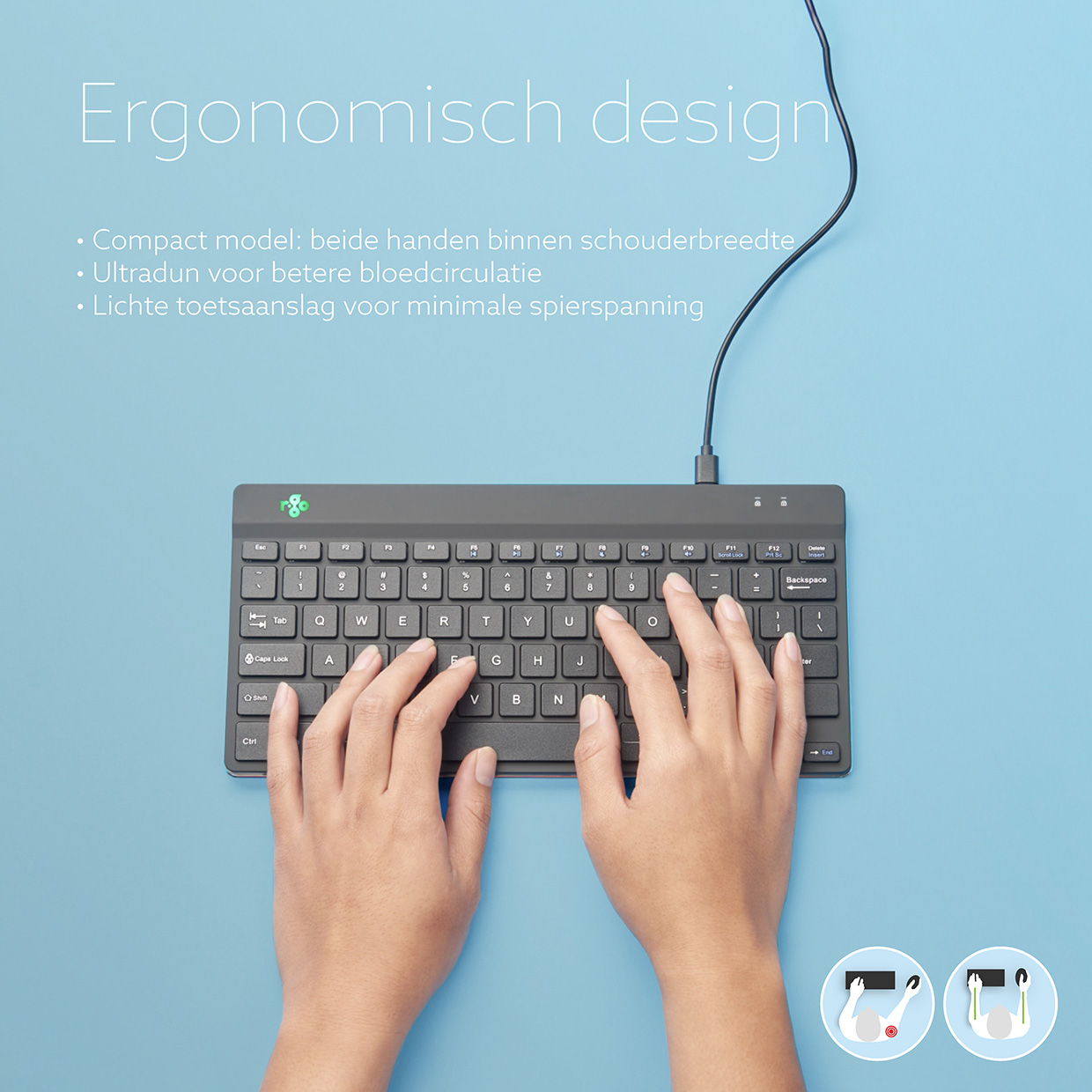 Mani che digitano su una tastiera compatta nera con sfondo blu. La tastiera è collegata con un cavo nero.