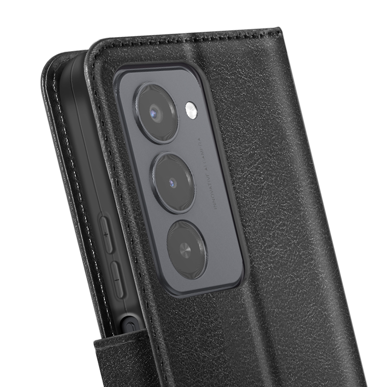 Nahaufnahme einer schwarzen Handyhülle mit einem Telefon darin. Das Telefon hat drei Kameralinsen. Die Hülle ist strukturiert.