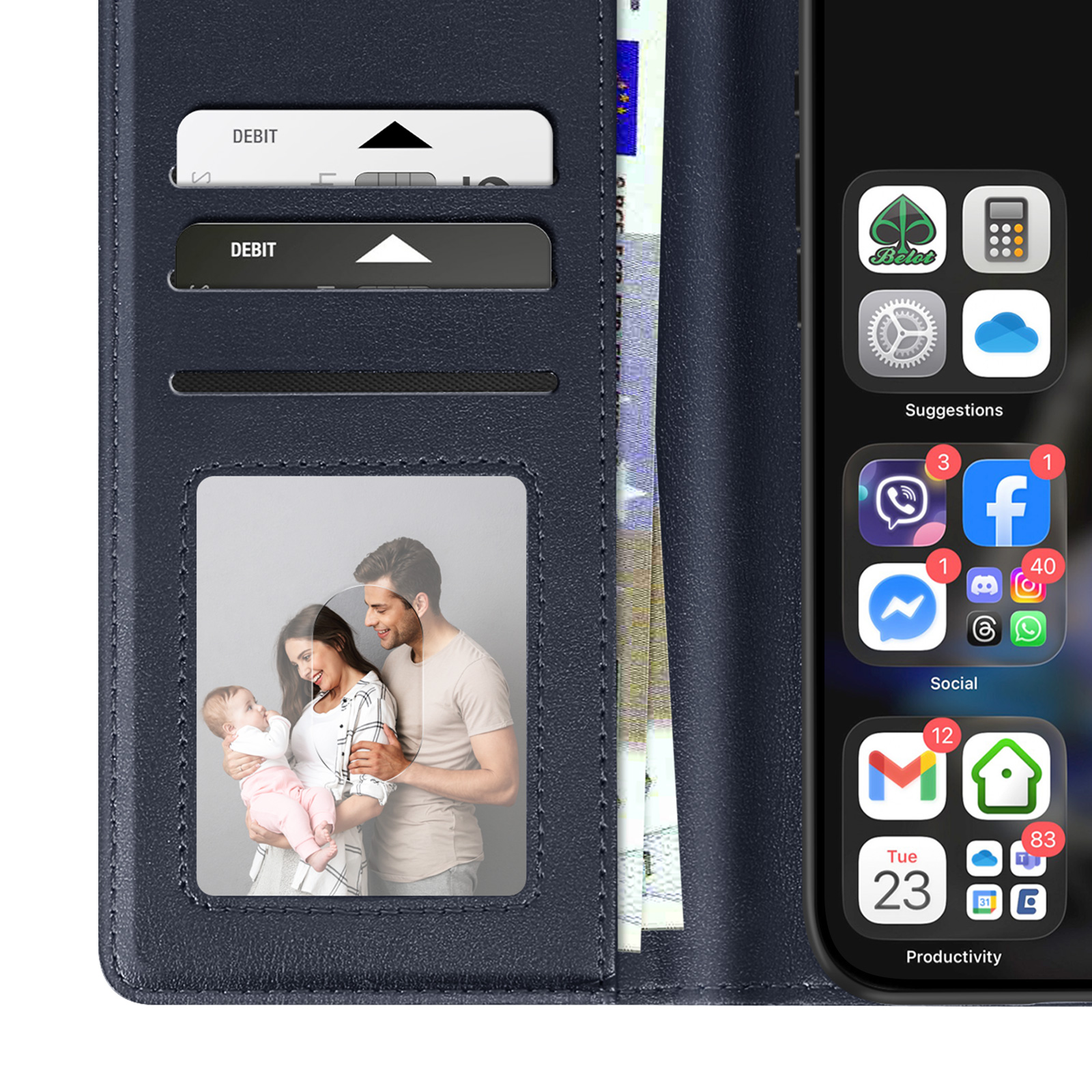 Una custodia per telefono con foto di famiglia e telefono che mostra icone di app. Carte di credito visibili.