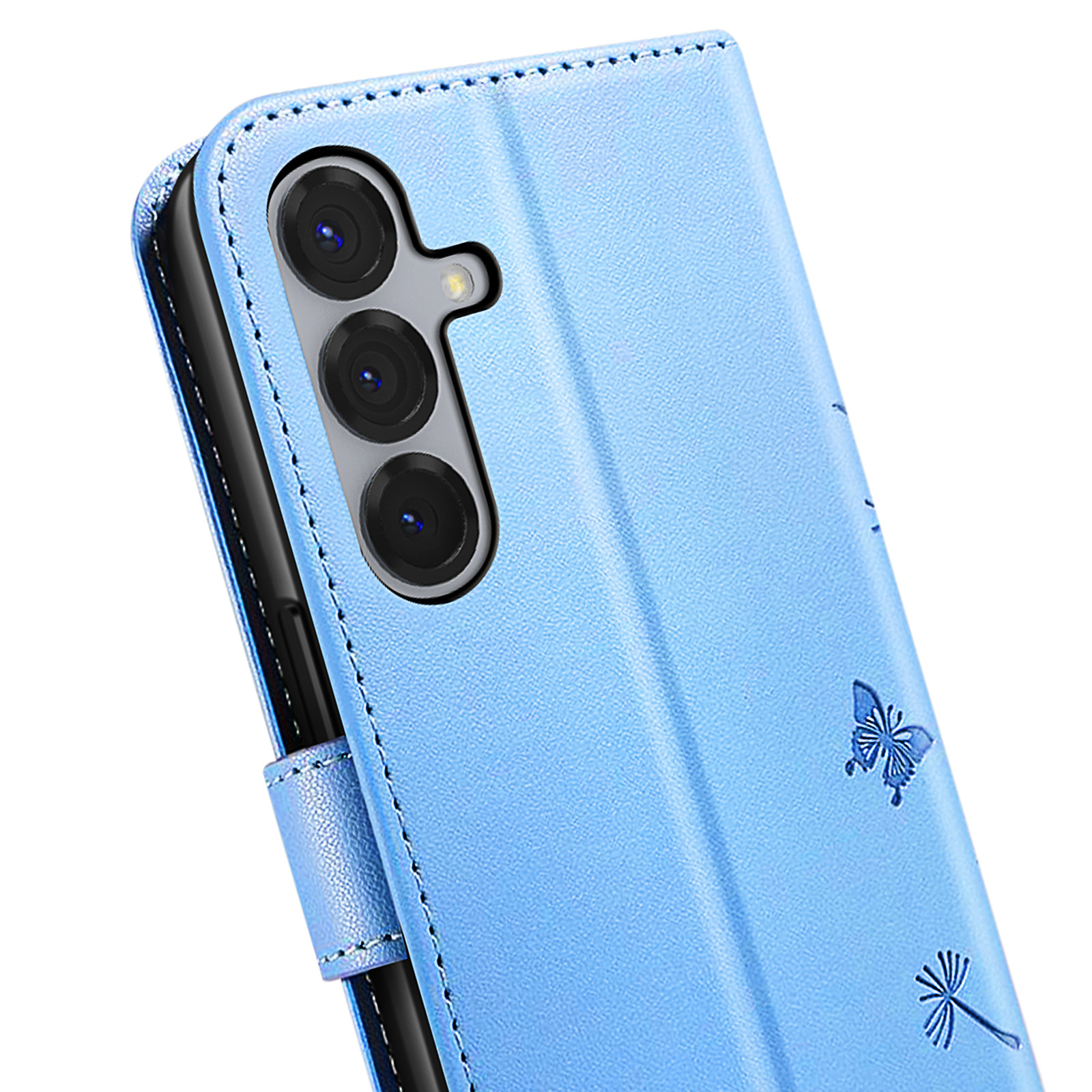 Custodia per telefono azzurra con design a farfalla e fiore. Sono visibili tre lenti della fotocamera.