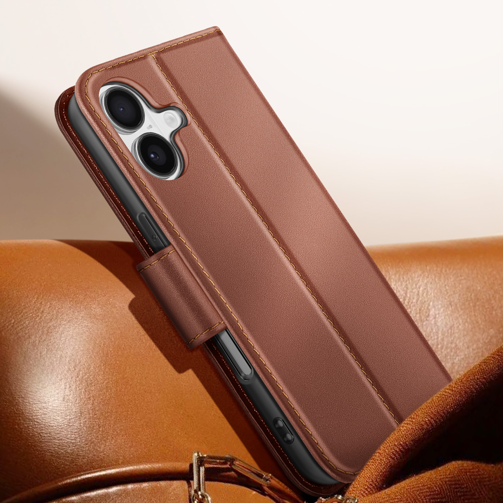 Una funda de teléfono de cuero marrón con costuras, sosteniendo un teléfono con cámaras, contra un fondo de cuero marrón.
