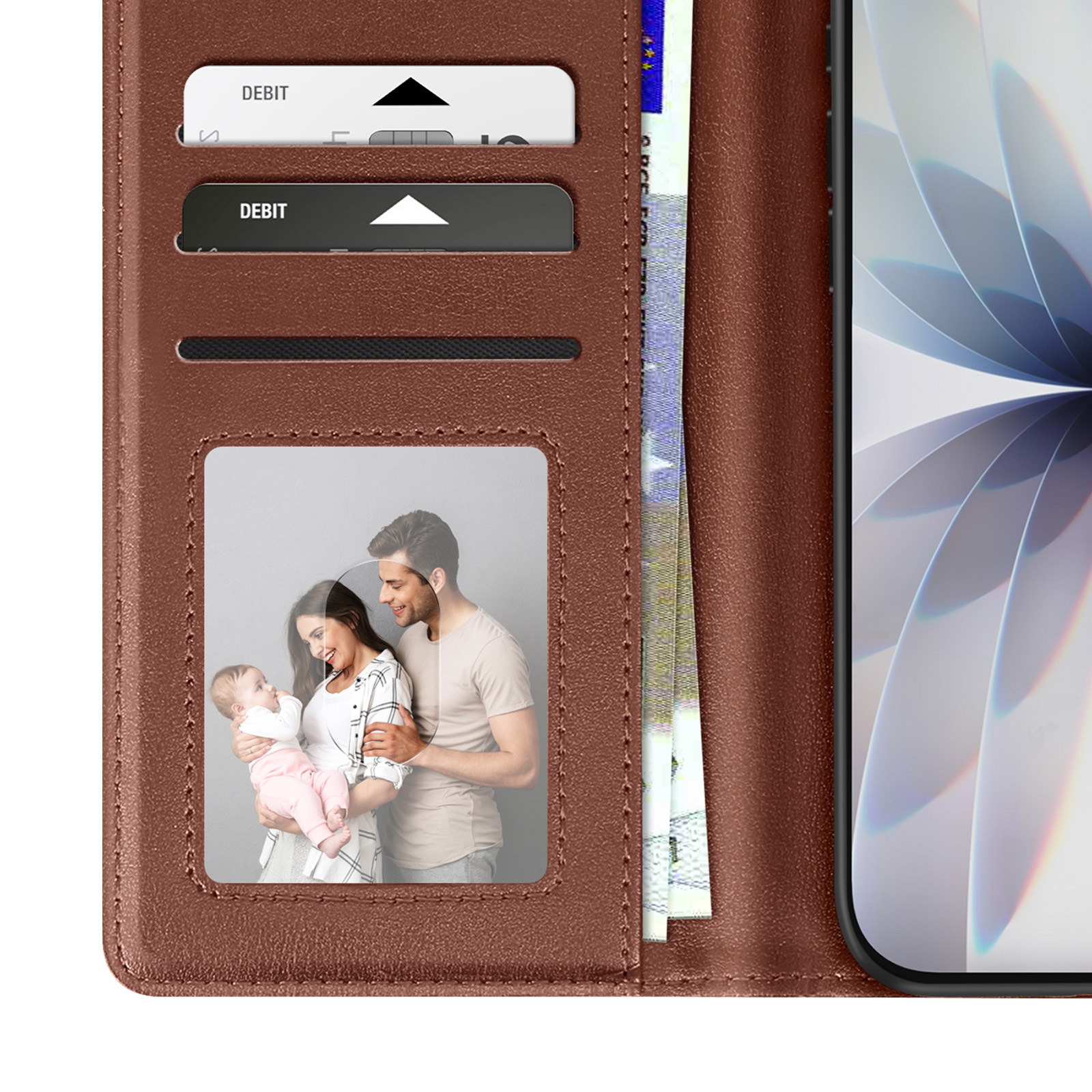 Una cartera marrón con una foto familiar. Hay tarjetas de débito y un teléfono a la derecha.