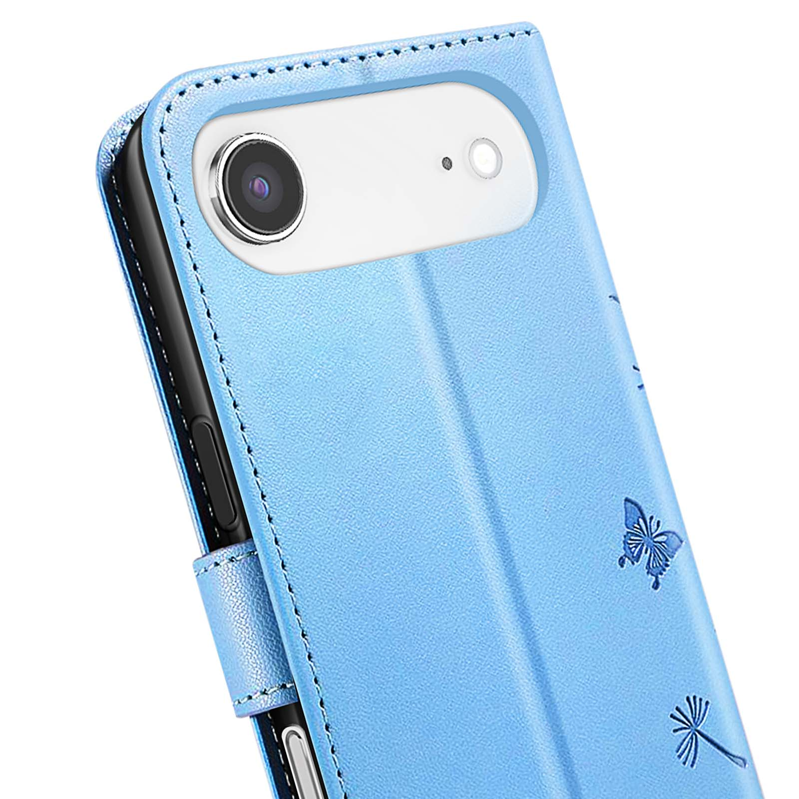 Primo piano di una custodia per telefono azzurra con un ritaglio per la fotocamera. Ha un design a farfalla e fiore.