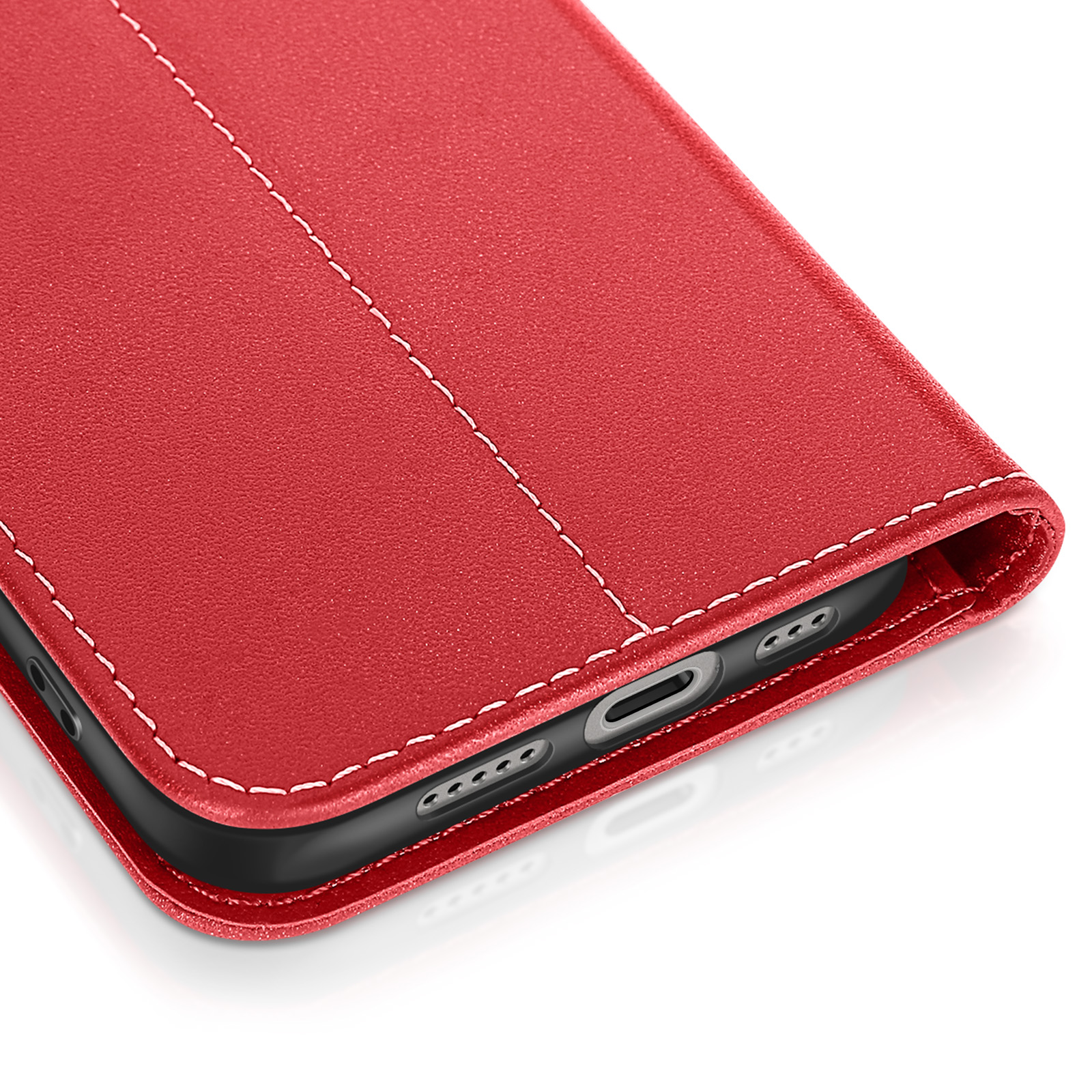 Una custodia per telefono in pelle rossa con cuciture bianche. Il bordo del telefono è visibile, con porte.