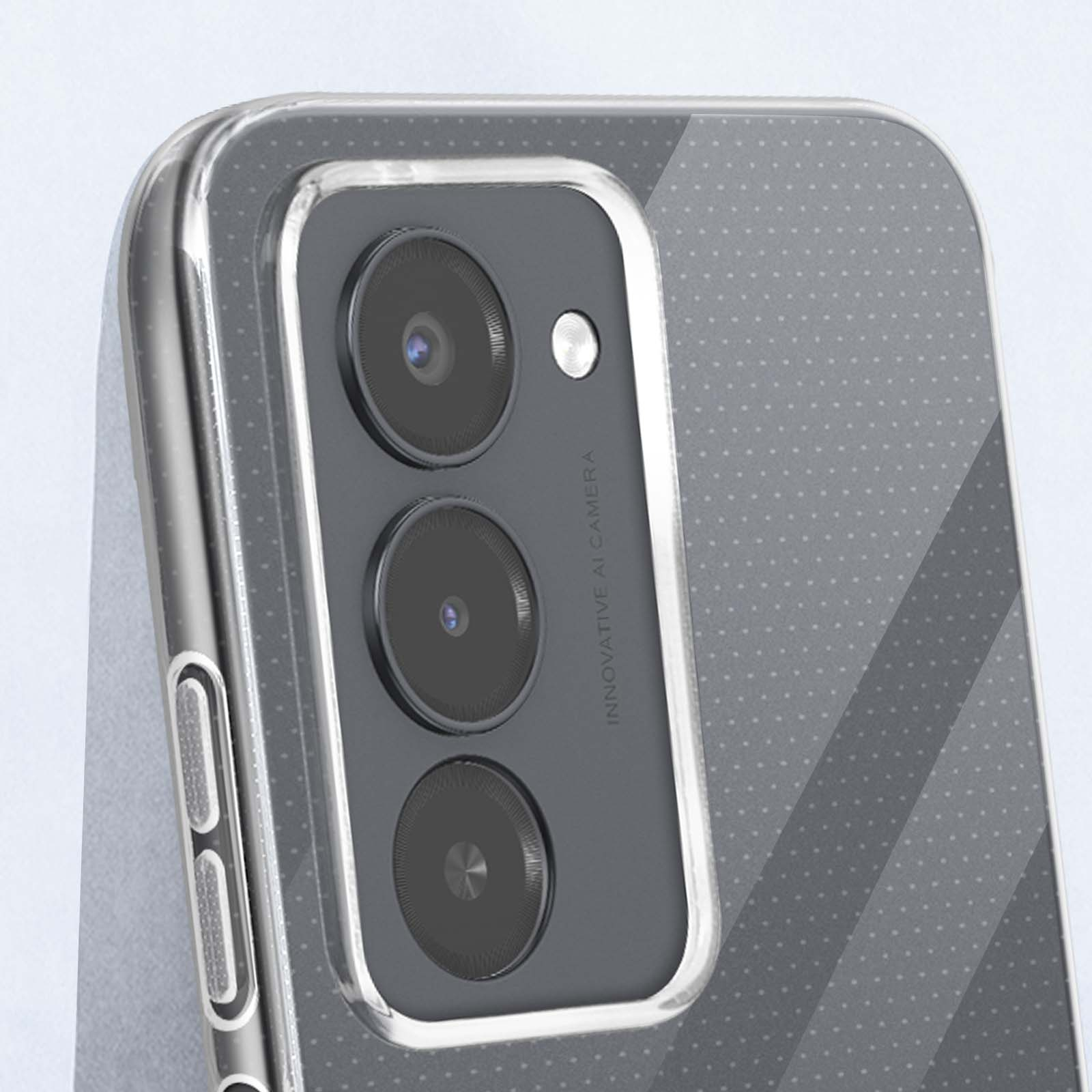 Primo piano del modulo fotocamera di un telefono con tre lenti e un flash. Il telefono ha una custodia trasparente.