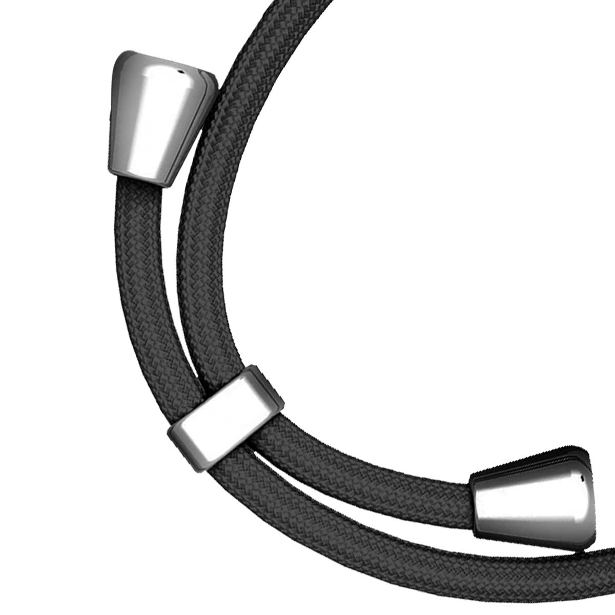 Primo piano di un cordino nero intrecciato con tre accenti metallici color argento. Il cordino è curvo su sfondo bianco.