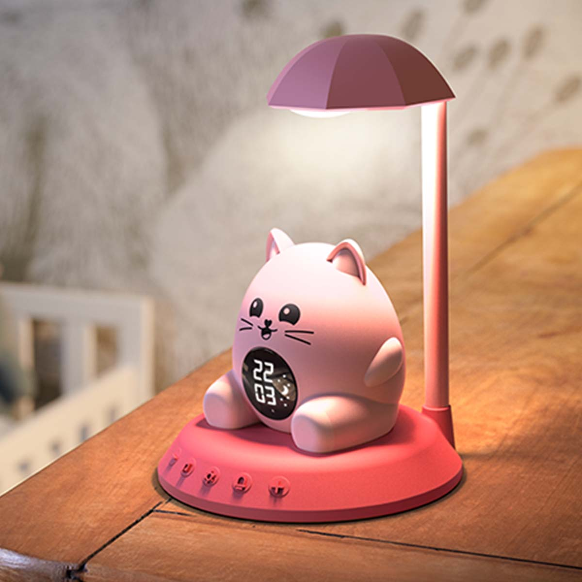 Rosa katzenförmige Lampe mit Digitaluhr. Sie steht auf einem Holztisch. Über der Katze befindet sich ein kleines Licht.