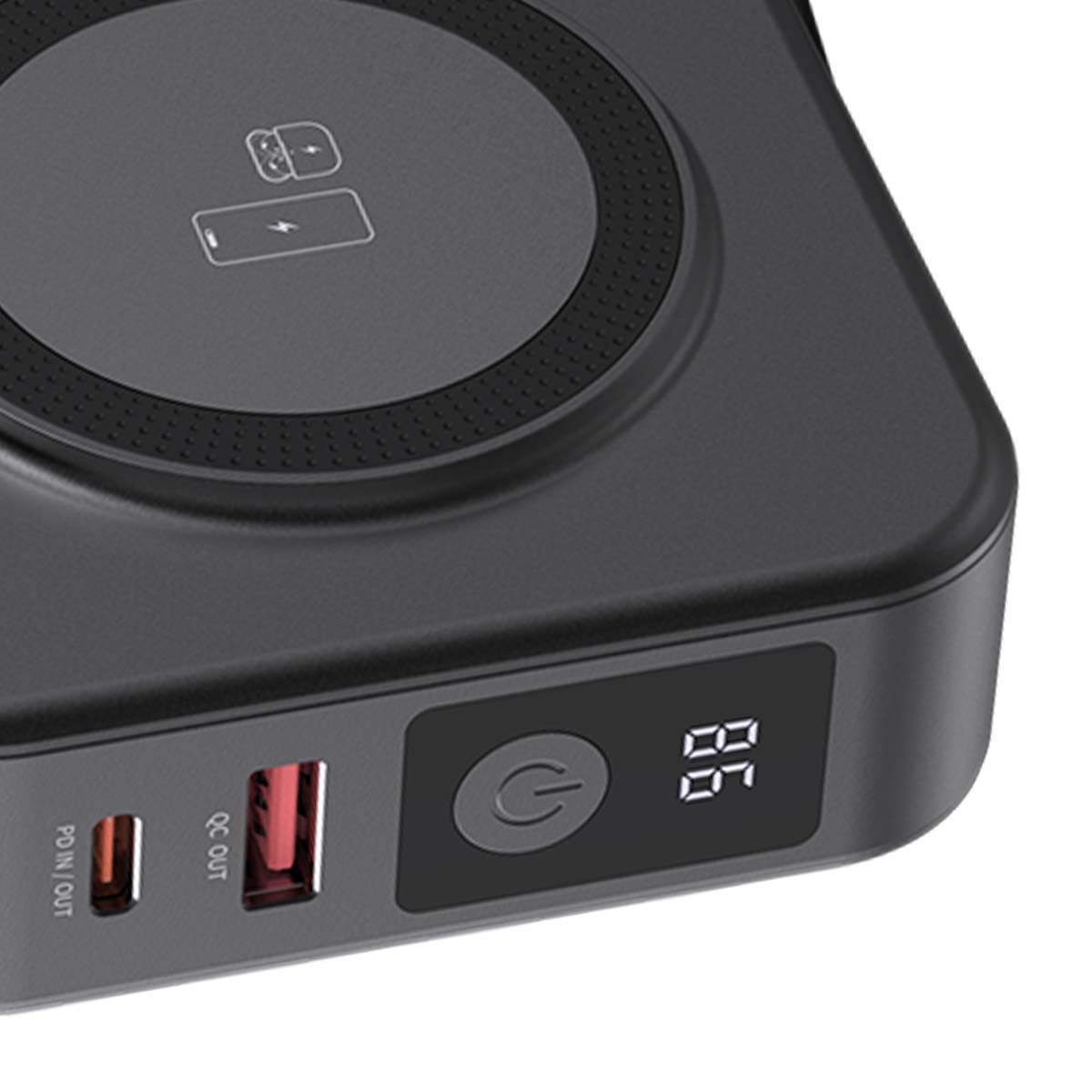 Nahaufnahme einer schwarzen Powerbank mit kabelloser Ladestation. Anschlüsse und ein Digitaldisplay sind sichtbar, das den Akkustand anzeigt.