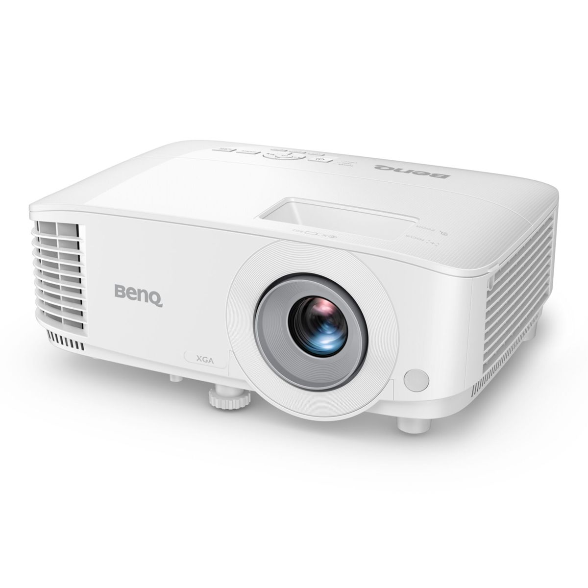 Ein weißer BenQ XGA-Projektor, leicht angewinkelt. Er hat eine Linse, Belüftung und Bedienelemente. Der Hintergrund ist weiß.