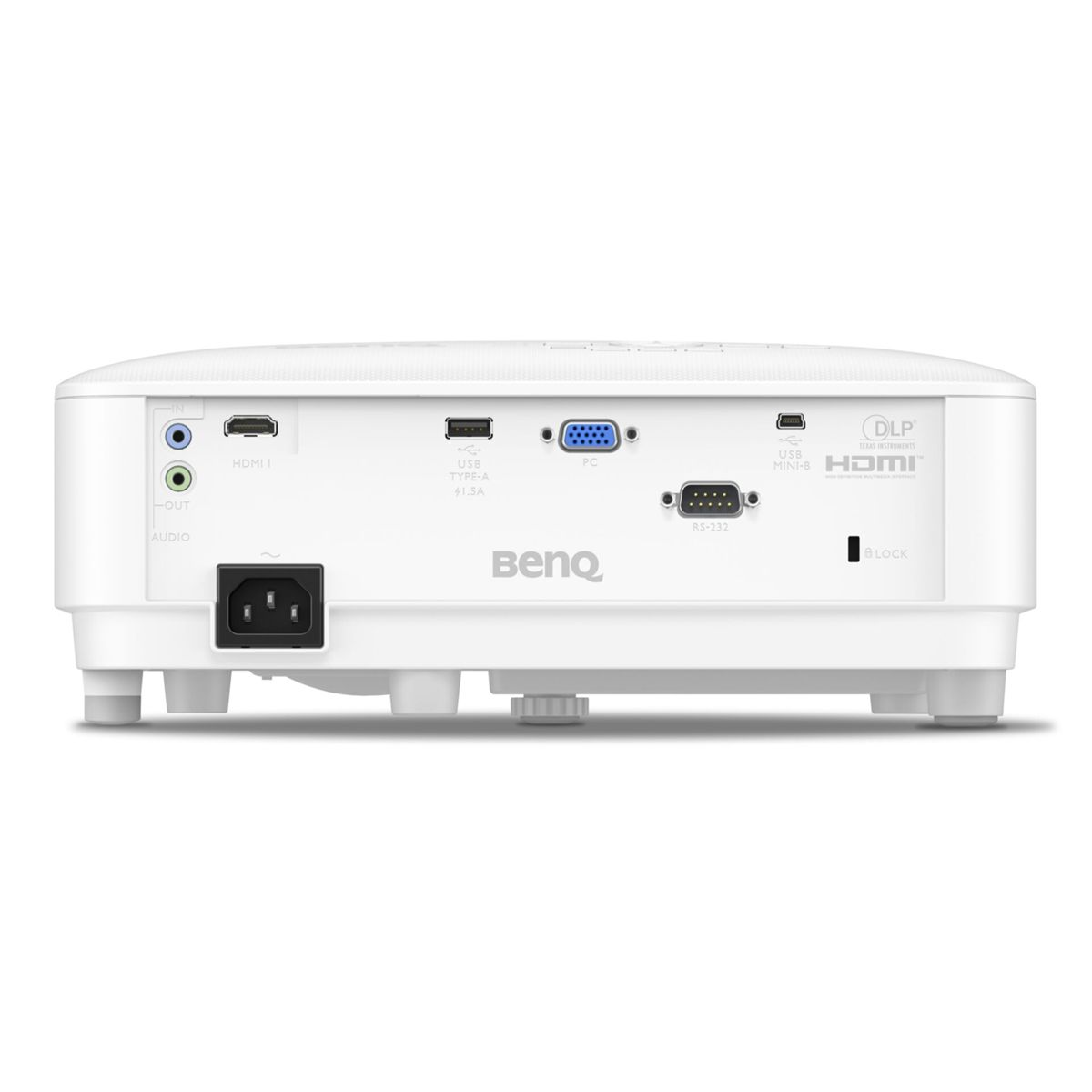 Rückseite eines weißen BenQ-Projektors. Mit Anschlüssen für Audio, HDMI, USB und PC. Schwarzer Stromanschluss und BenQ-Logo sichtbar.