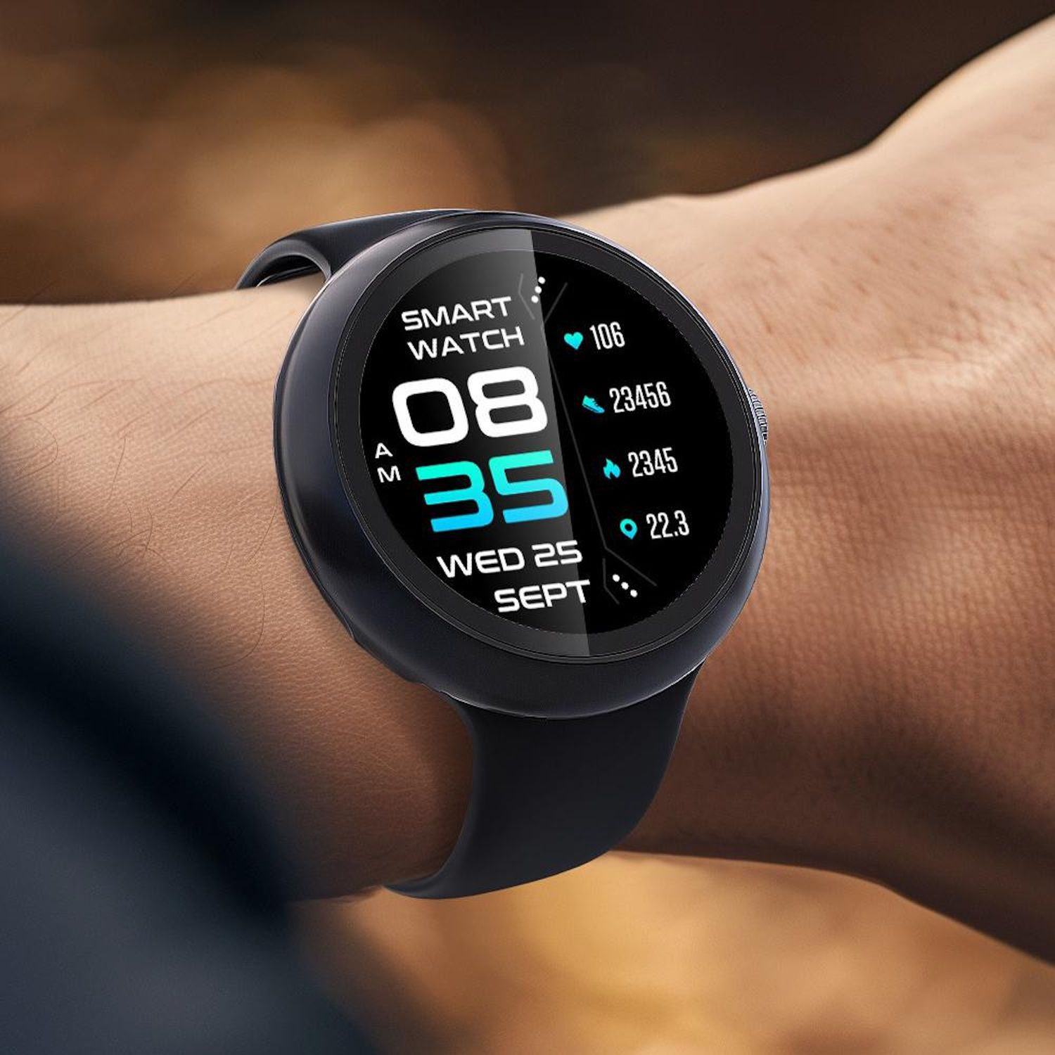 Uno smartwatch nero al polso mostra ora, data e metriche di salute. Il cinturino è nero e il quadrante rotondo.