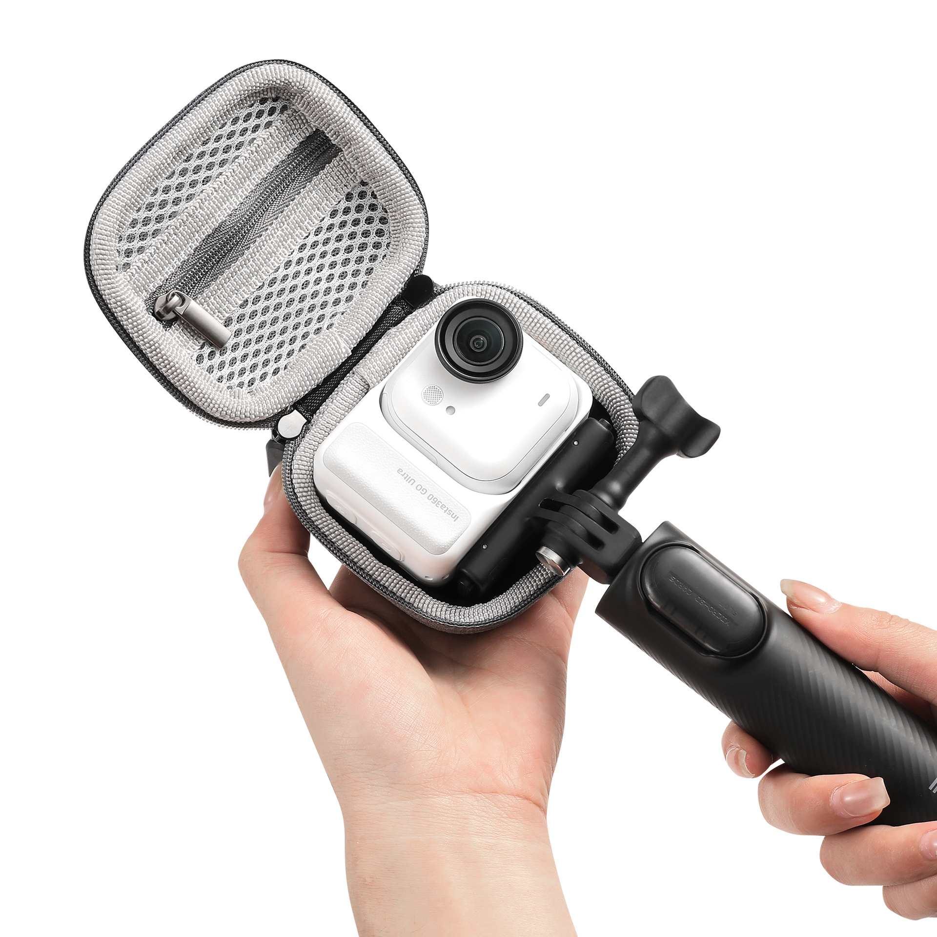 Eine weiße Insta360 GO Ultra Kamera in einem grauen Etui mit Selfie-Stick, gehalten von Händen.
