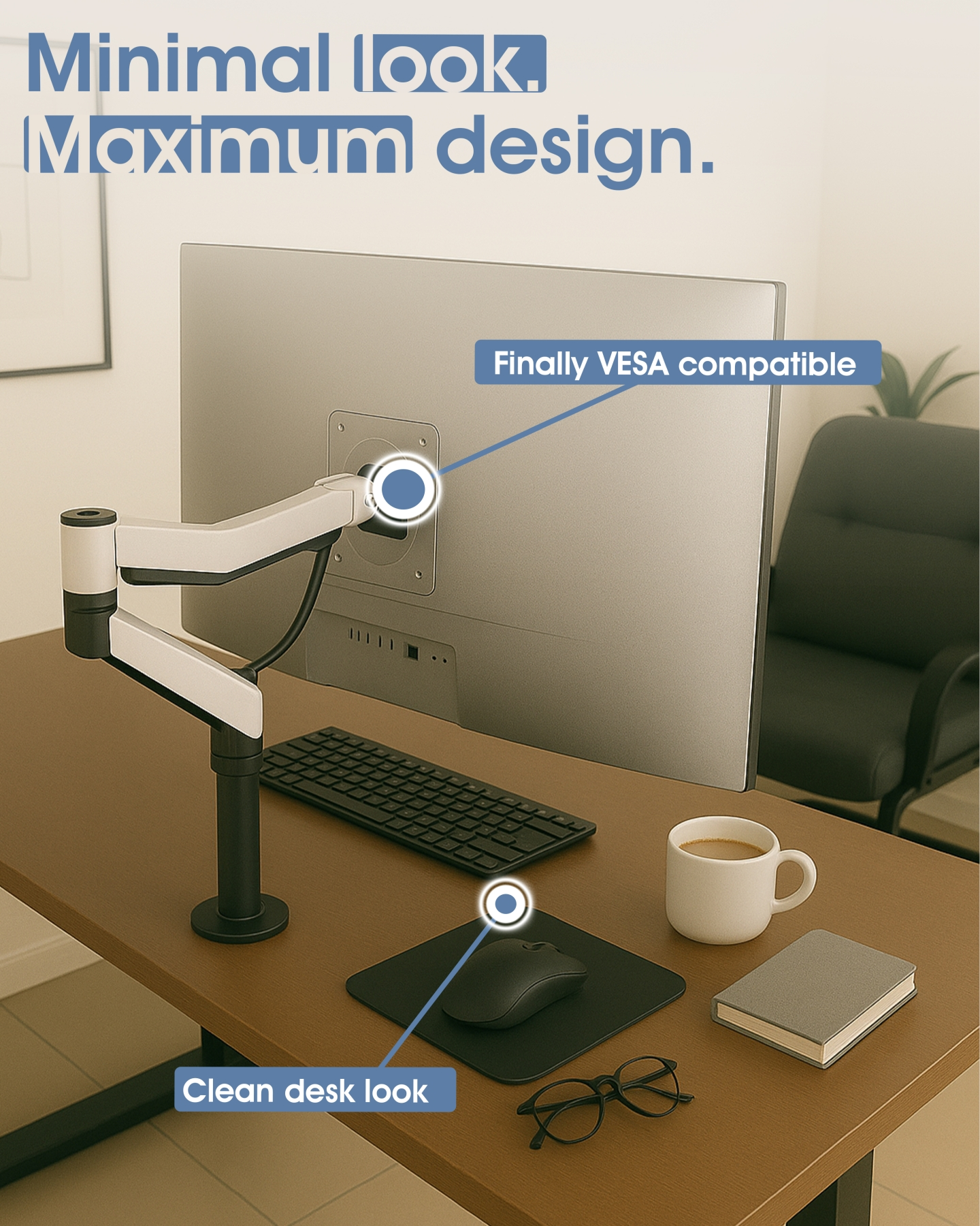 Schreibtisch mit Monitor, Ständer, Tastatur, Maus, Becher und Notizbuch. Text sagt 'Minimaler Look. Maximales Design.' und 'Clean Desk Look'.