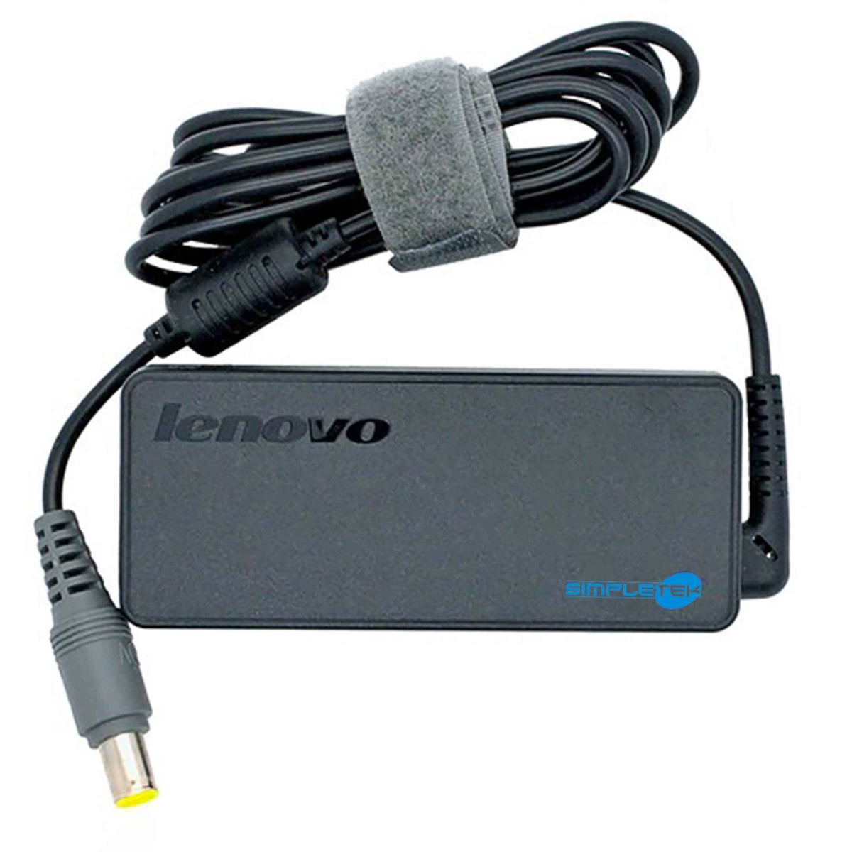 Un caricabatterie per laptop Lenovo. Ha un mattone nero rettangolare con il logo Lenovo e un cavo di alimentazione con velcro.