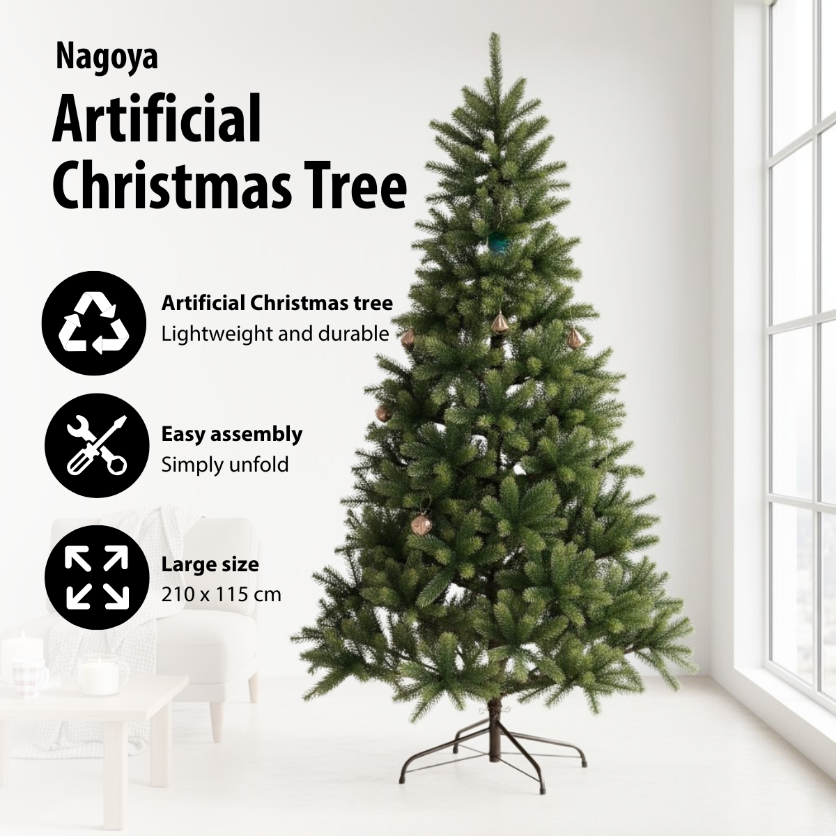 Un sapin de Noël artificiel dans une pièce. L'arbre est vert avec des ornements. Texte : Nagoya Artificial Christmas Tree.