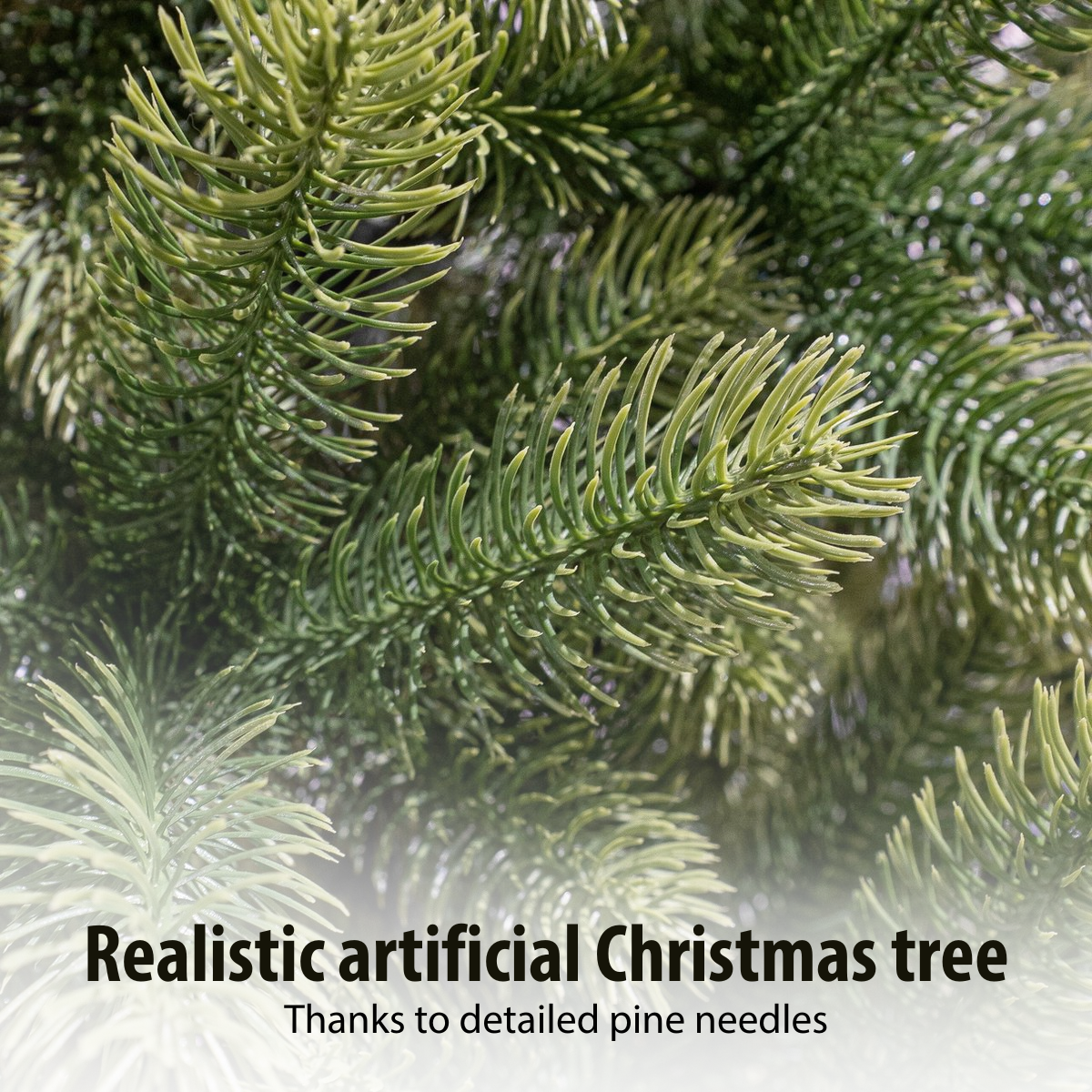 Gros plan d'un sapin de Noël artificiel réaliste avec des aiguilles de pin vertes détaillées. L'arrière-plan est vert flou.