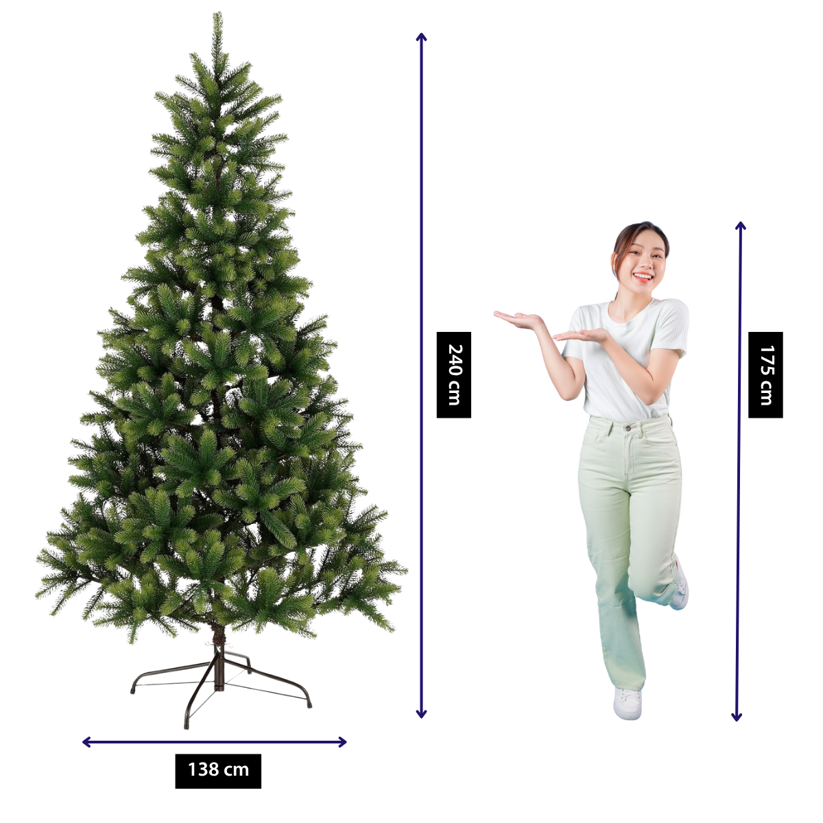 Een vrouw staat naast een groene kerstboom. De boom is 240 cm hoog en 138 cm breed. De vrouw is 175 cm lang.